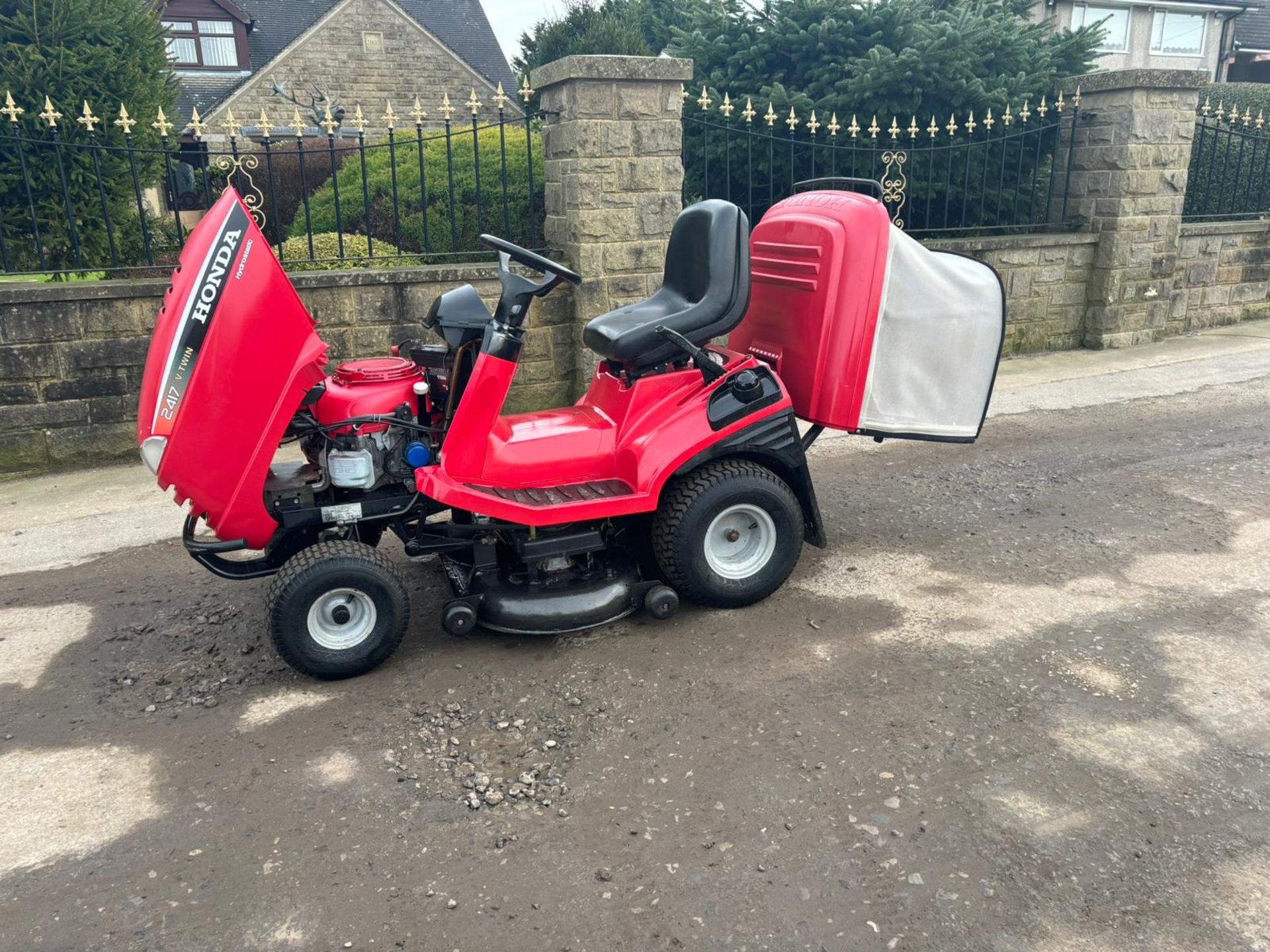 HONDA 2417 RIDE ON MOWER WITH REAR COLLECTOR *PLUS VAT* - Image 11 of 12