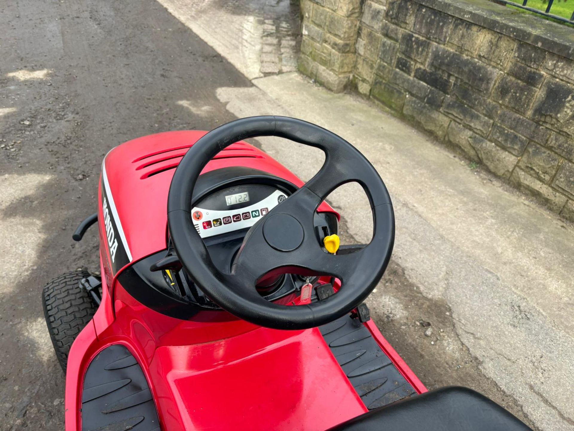 HONDA 2417 RIDE ON MOWER WITH REAR COLLECTOR *PLUS VAT* - Image 10 of 12