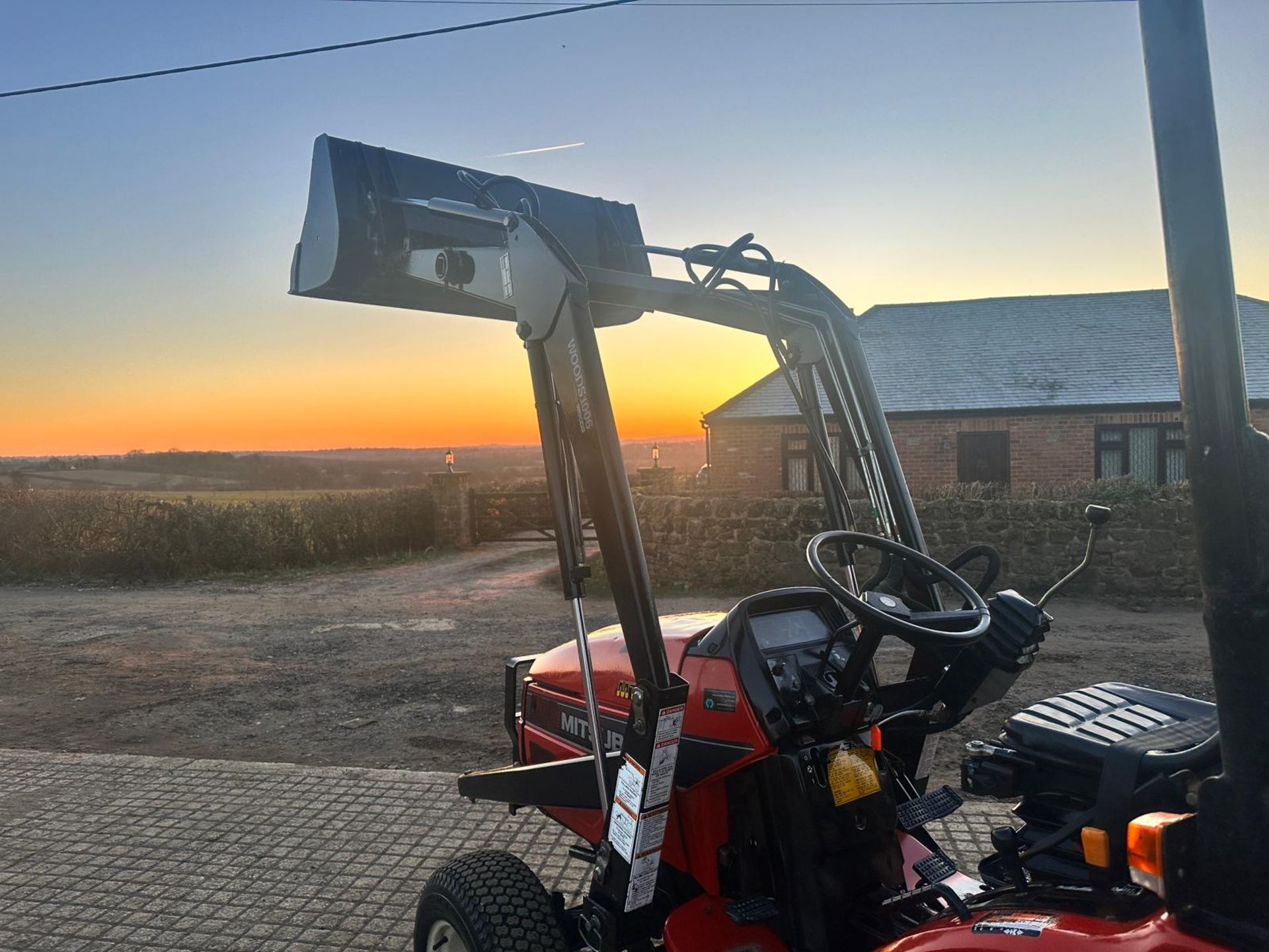 MITSUBISHI MT200HD 20HP 4WD COMPACT TRACTOR WITH FRONT LOADER AND BUCKET *NO VAT* - Image 9 of 19