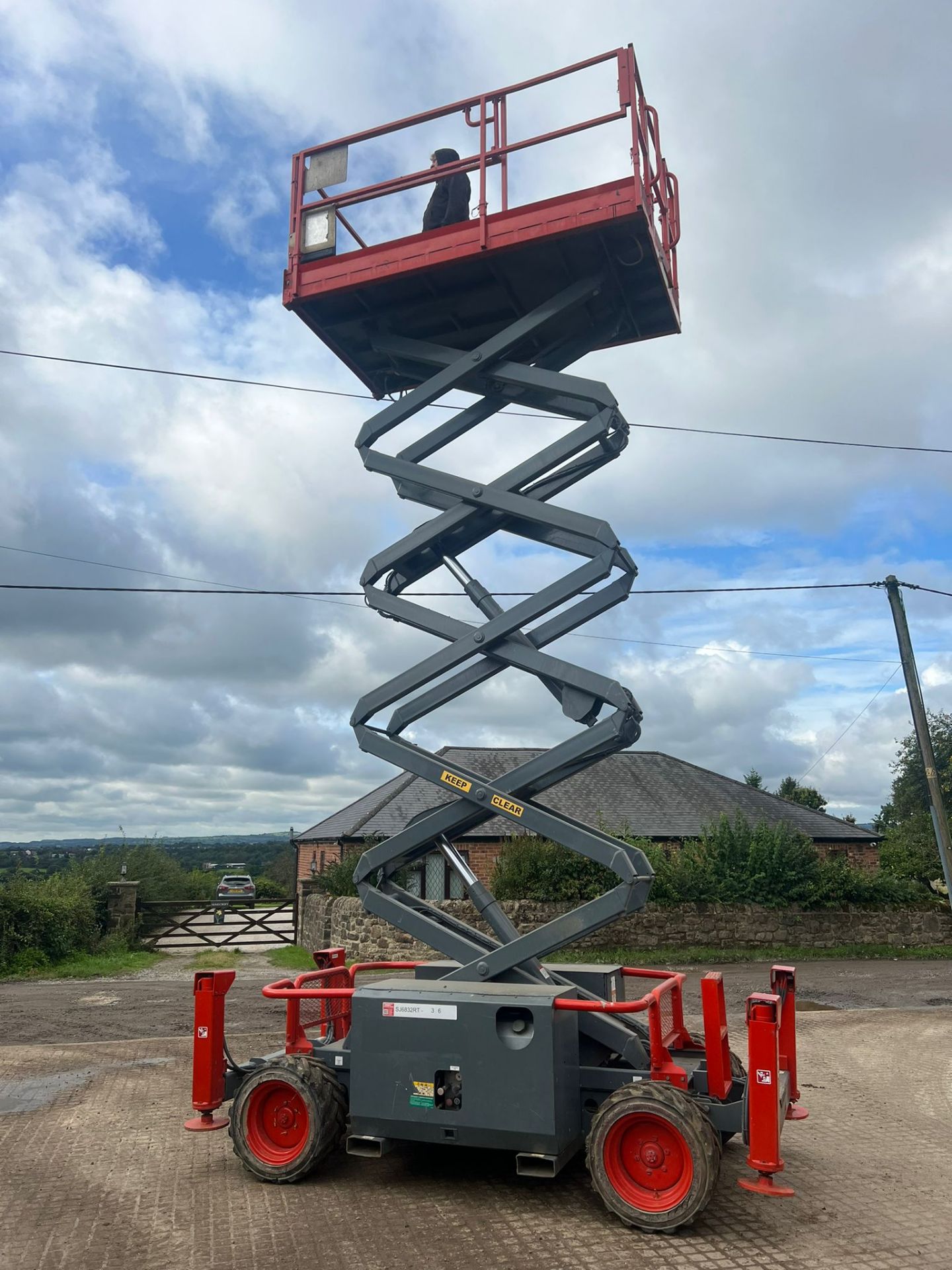 2011 SKYJACK SJ6832RT 4WD ROUGH TERRAIN SCISSOR LIFT *PLUS VAT* - Image 10 of 15