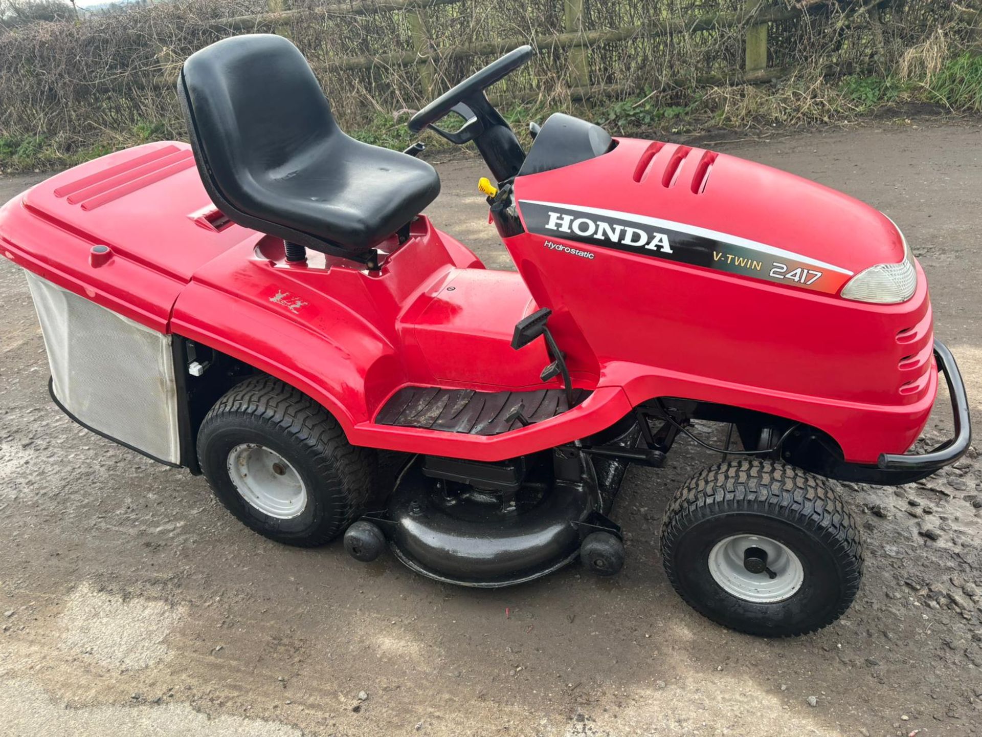 HONDA 2417 RIDE ON MOWER WITH REAR COLLECTOR *PLUS VAT*