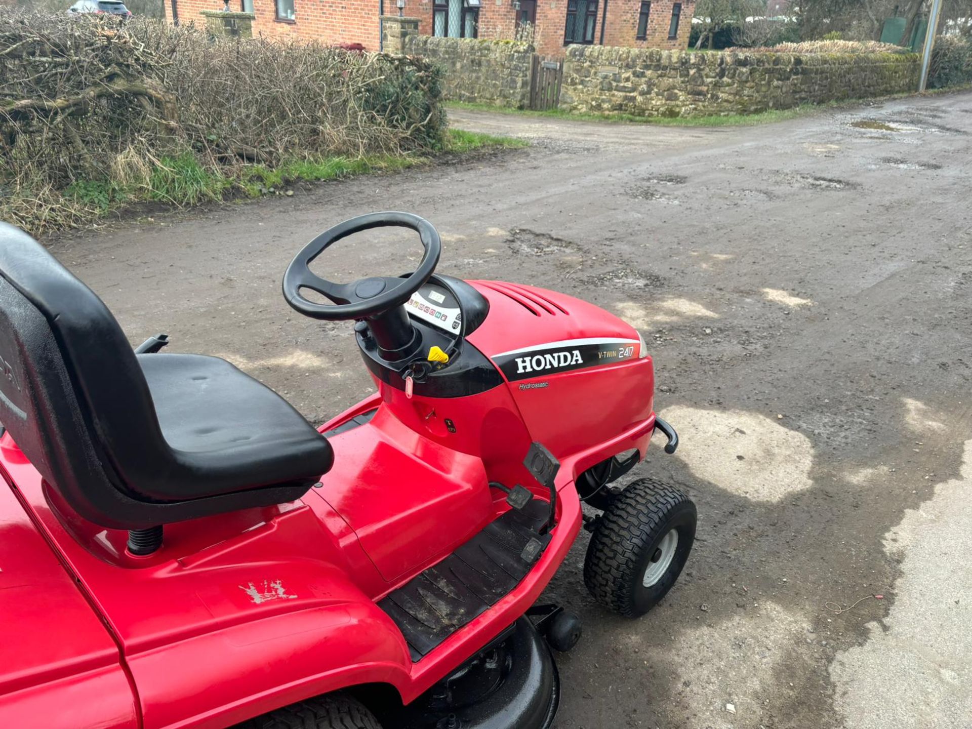 HONDA 2417 RIDE ON MOWER WITH REAR COLLECTOR *PLUS VAT* - Image 9 of 12