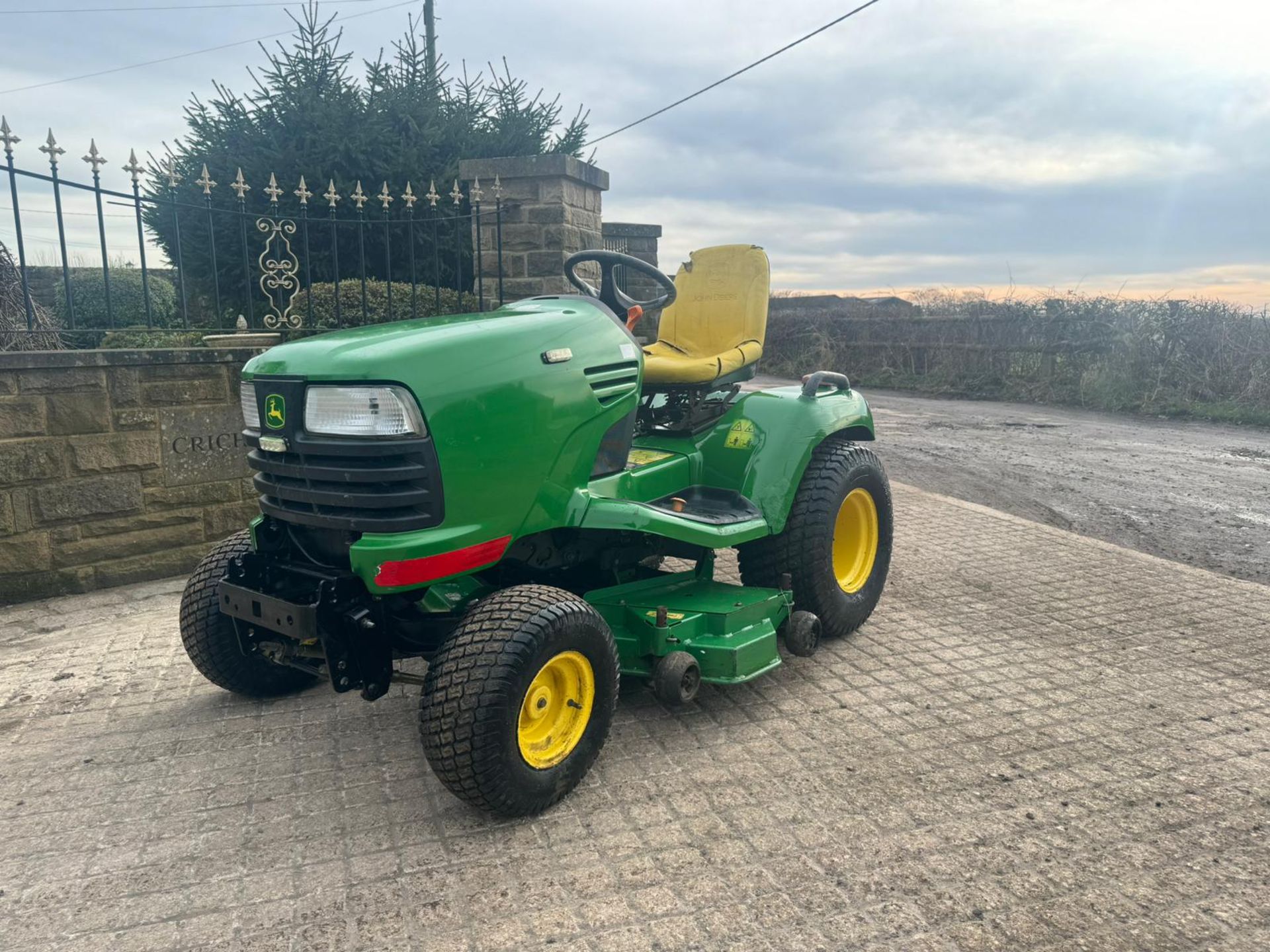 JOHN DEERE X740 RIDE ON LAWN MOWER *PLUS VAT* - Image 8 of 19