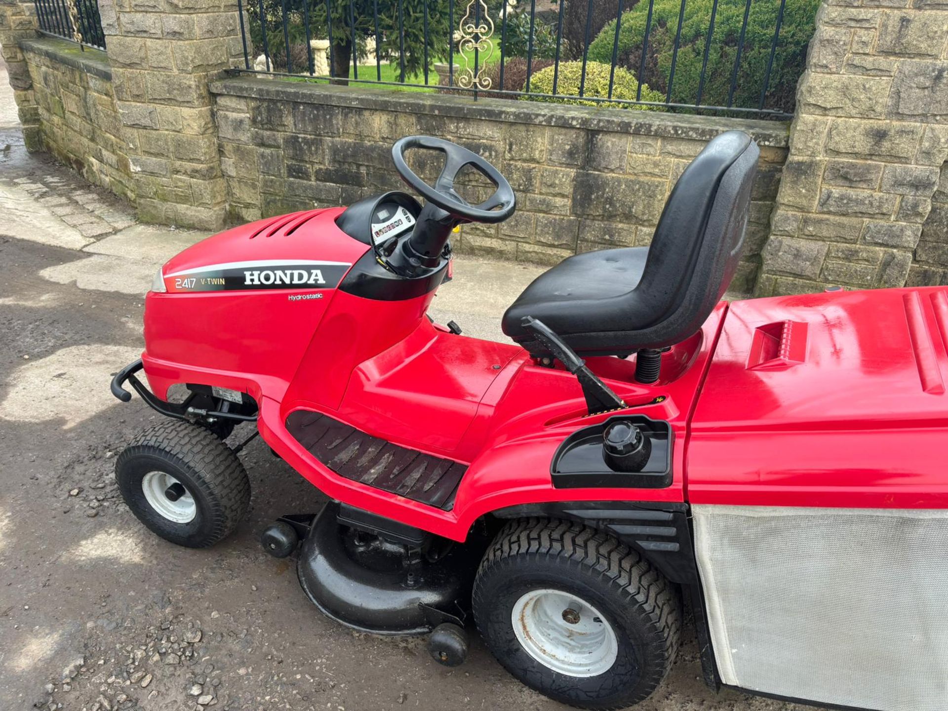 HONDA 2417 RIDE ON MOWER WITH REAR COLLECTOR *PLUS VAT* - Image 5 of 12