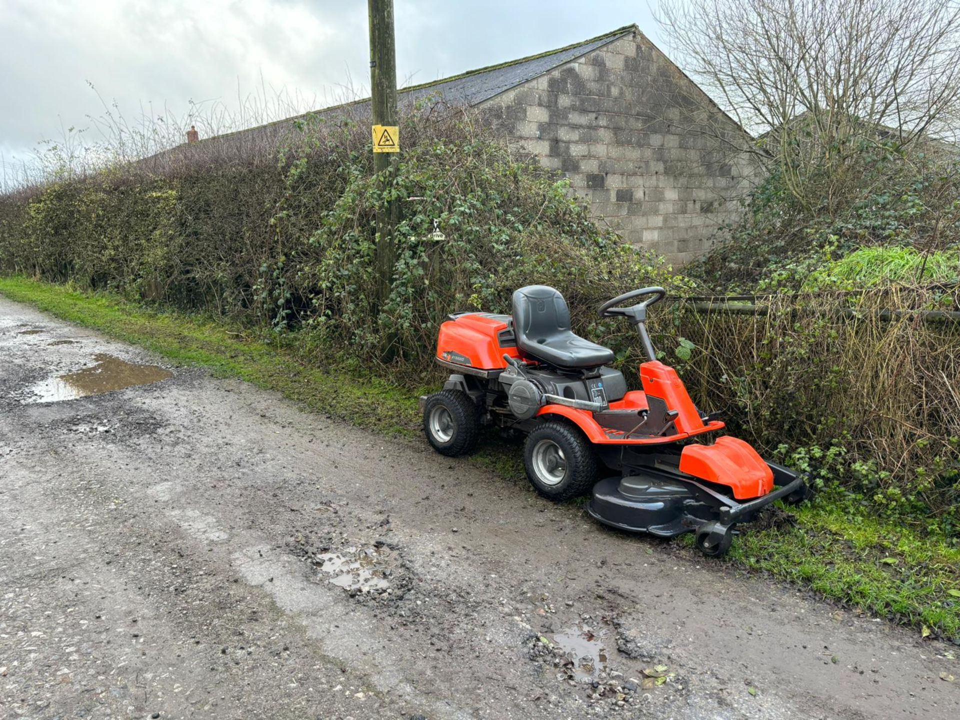 HUSQVARNA R18 AWD OUTFRONT RIDE ON LAWN MOWER *PLUS VAT* - Image 16 of 18