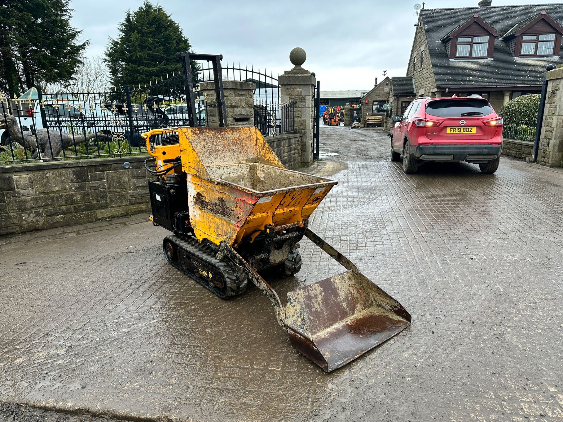 JCB TD10 HIGH TIP TRACKED DUMPER WITH SELF LOADING BUCKET *PLUS VAT*