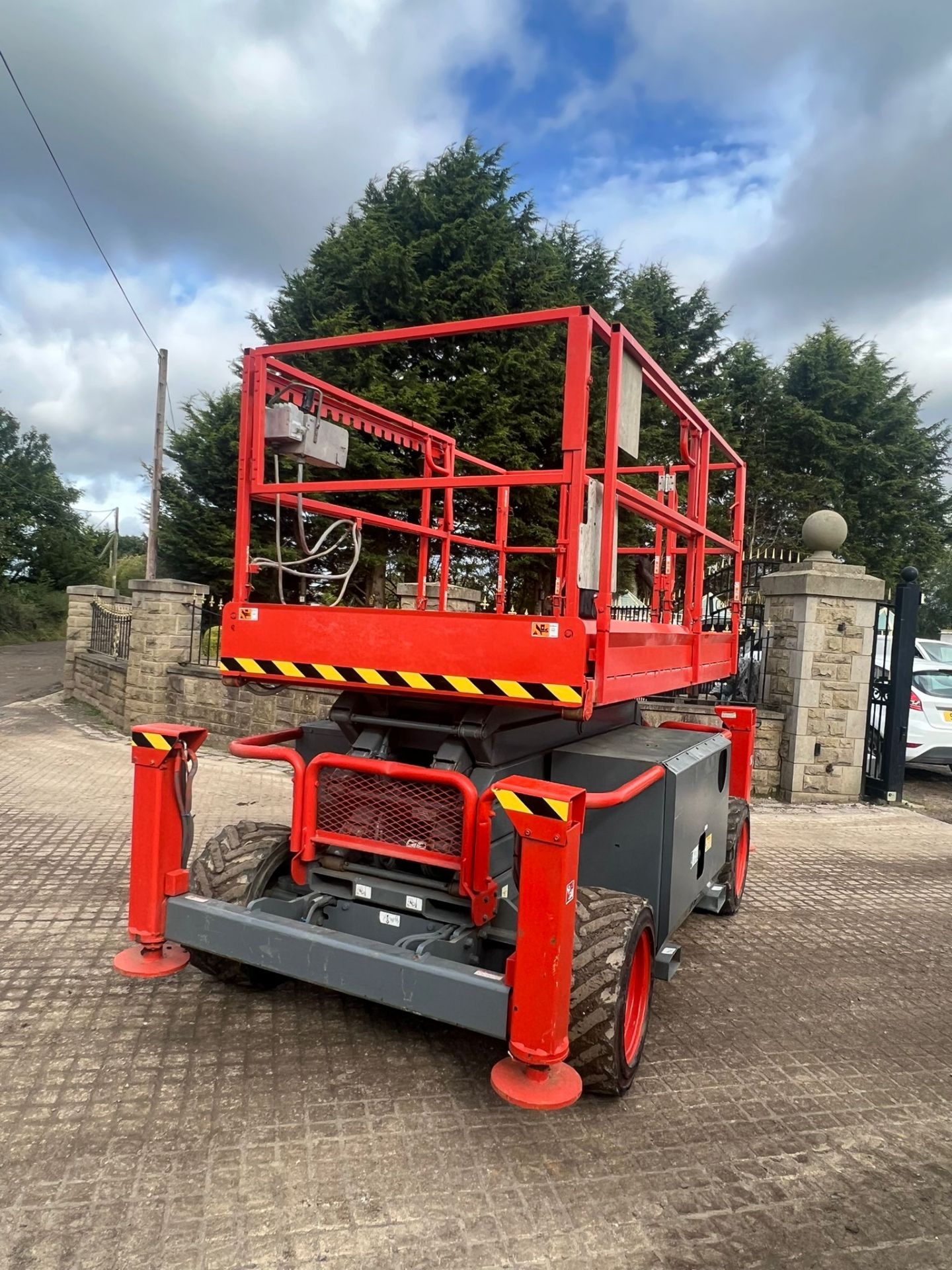 2011 SKYJACK SJ6832RT 4WD ROUGH TERRAIN SCISSOR LIFT *PLUS VAT* - Image 2 of 15