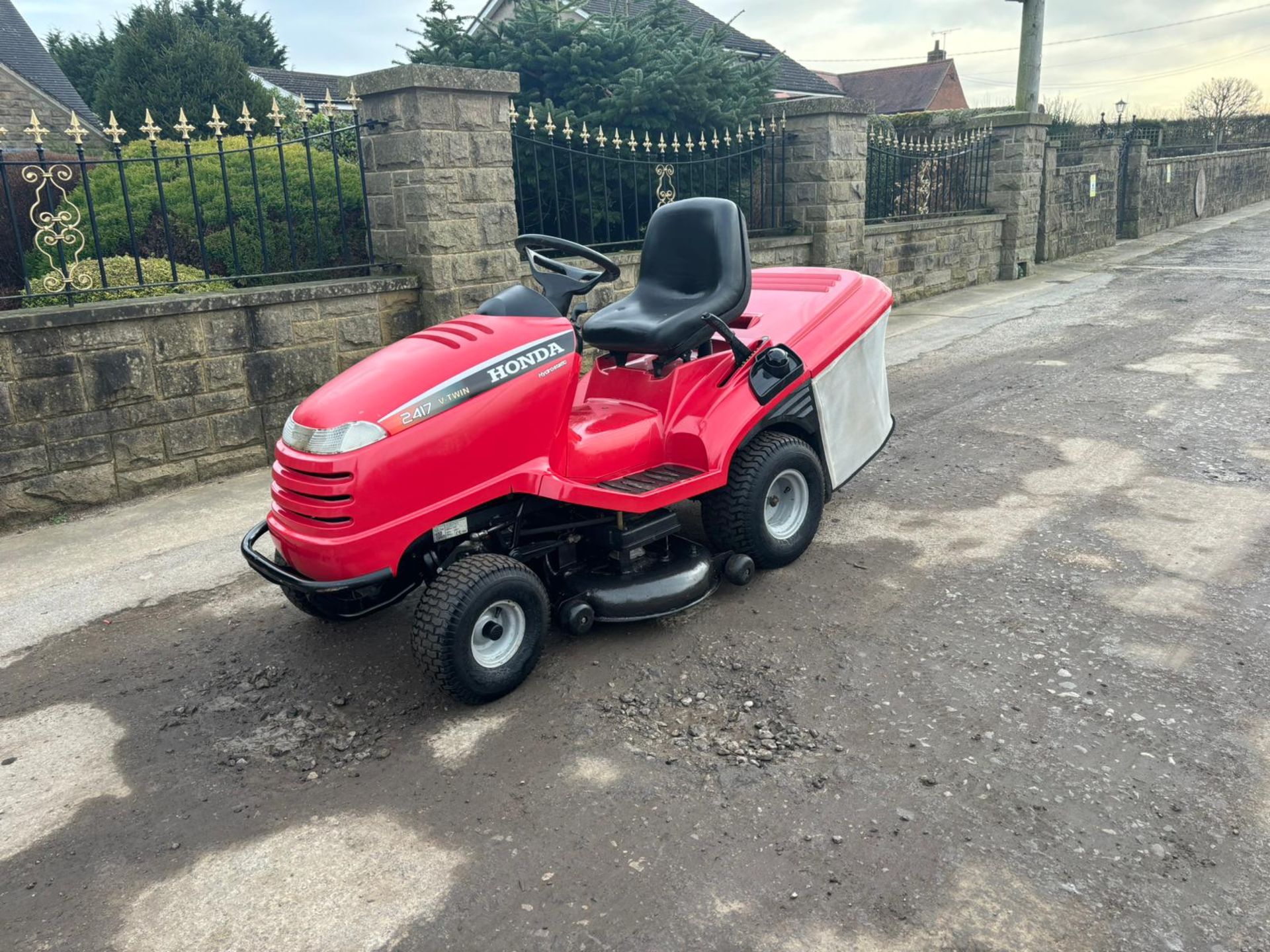 HONDA 2417 RIDE ON MOWER WITH REAR COLLECTOR *PLUS VAT* - Image 3 of 12