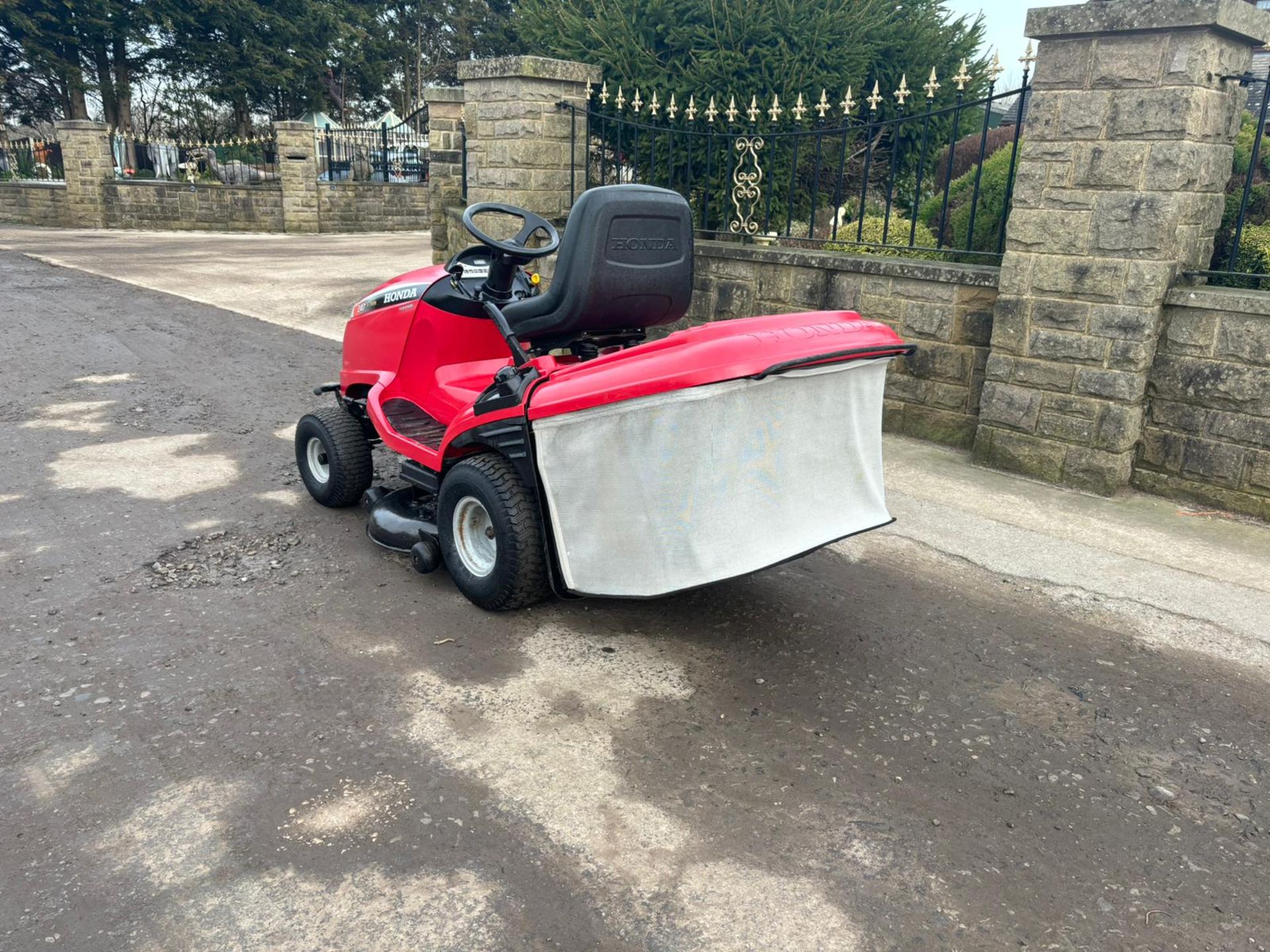 HONDA 2417 RIDE ON MOWER WITH REAR COLLECTOR *PLUS VAT* - Image 6 of 12