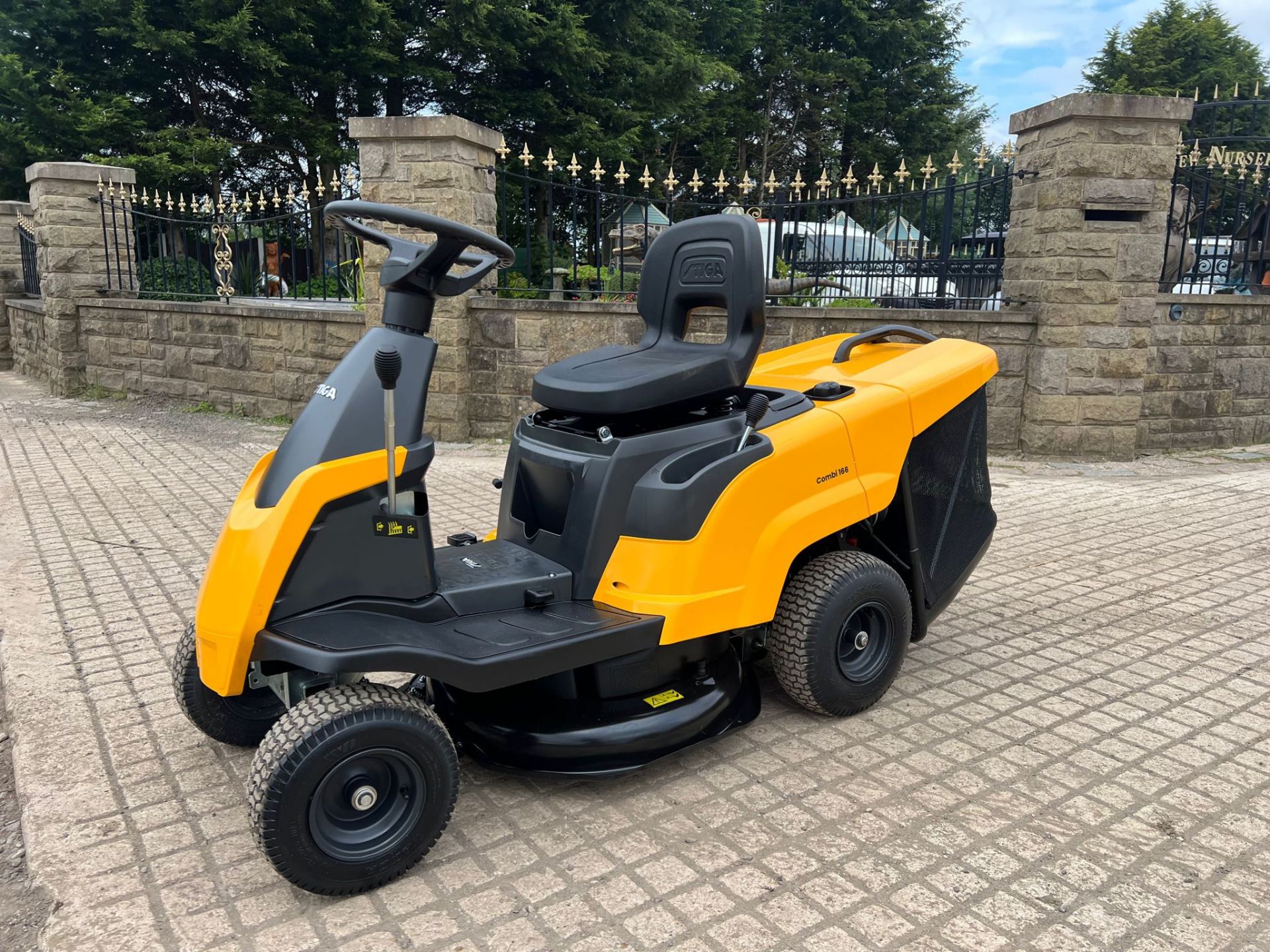 NEW/UNUSED STIGA COMBI 166 RIDE ON MOWER WITH REAR COLLECTOR *PLUS VAT* - Image 2 of 6