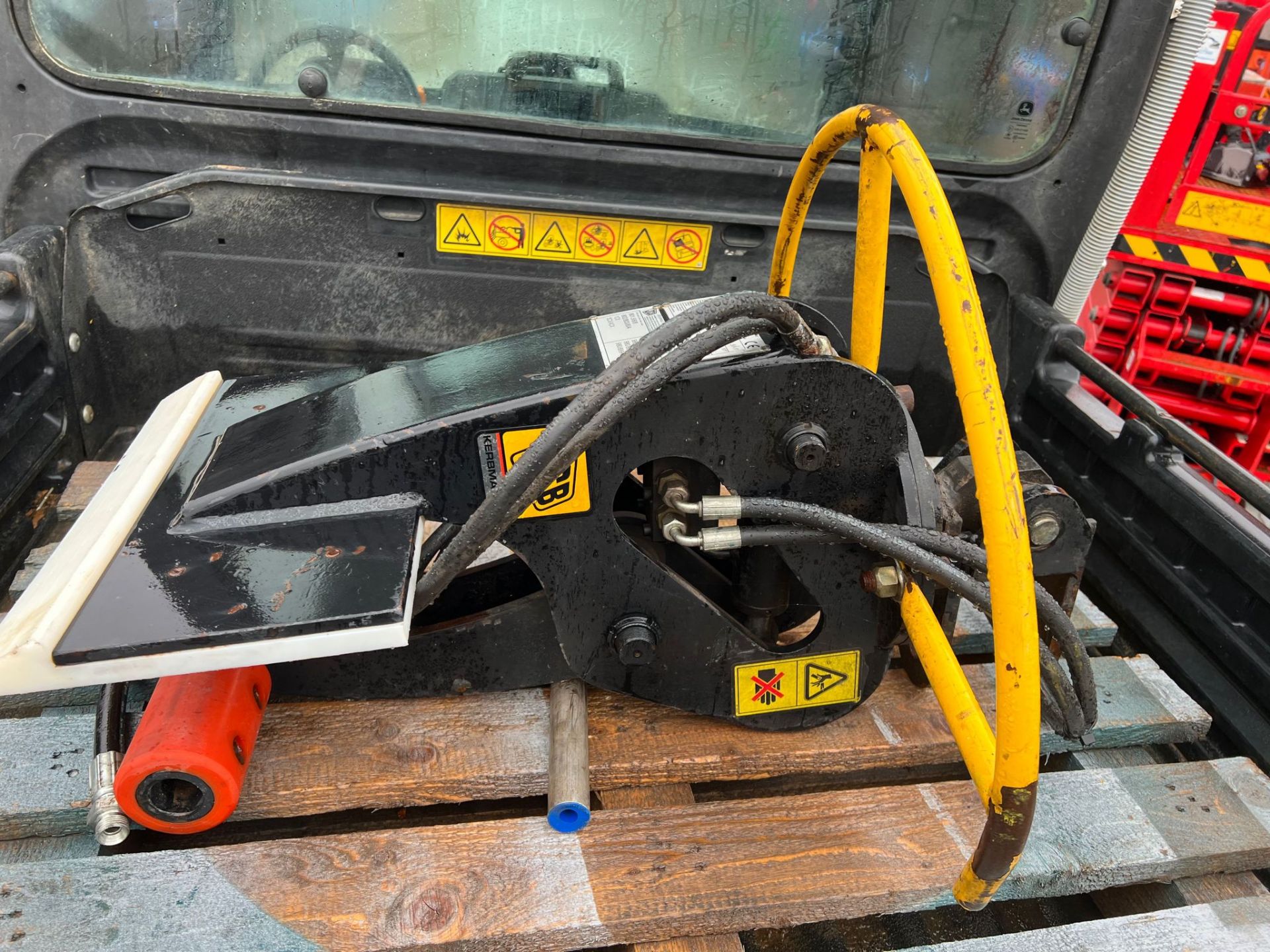 UNUSED JCB HYDRAULIC KERBMASTER KERB LIFTER FOR EXCAVATOR *PLUS VAT* - Image 2 of 11