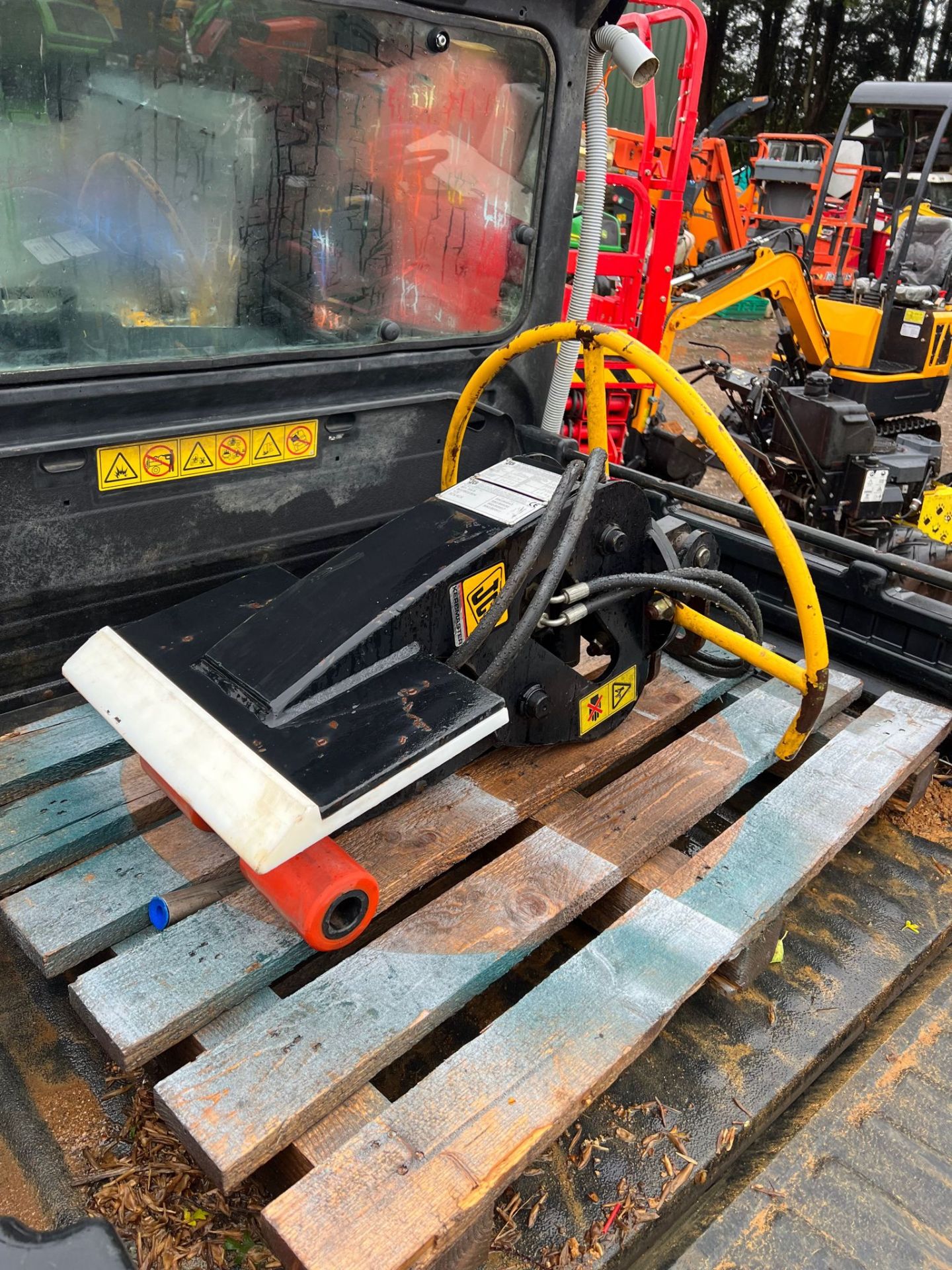 UNUSED JCB HYDRAULIC KERBMASTER KERB LIFTER FOR EXCAVATOR *PLUS VAT* - Image 10 of 11