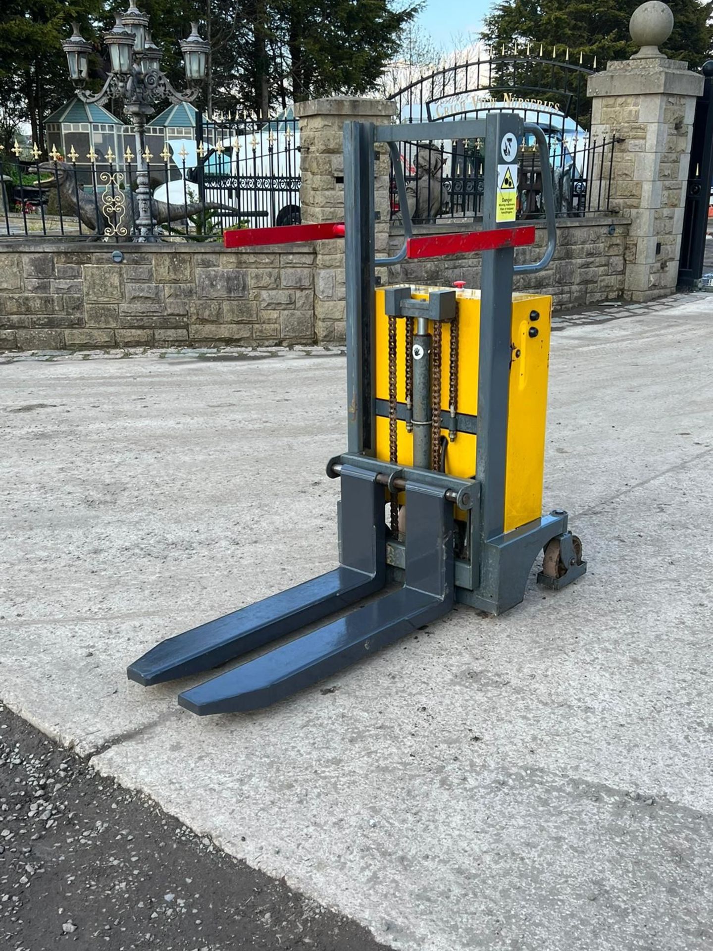 WARRIOR YM250 PALLET TRUCK *PLUS VAT* - Image 5 of 9