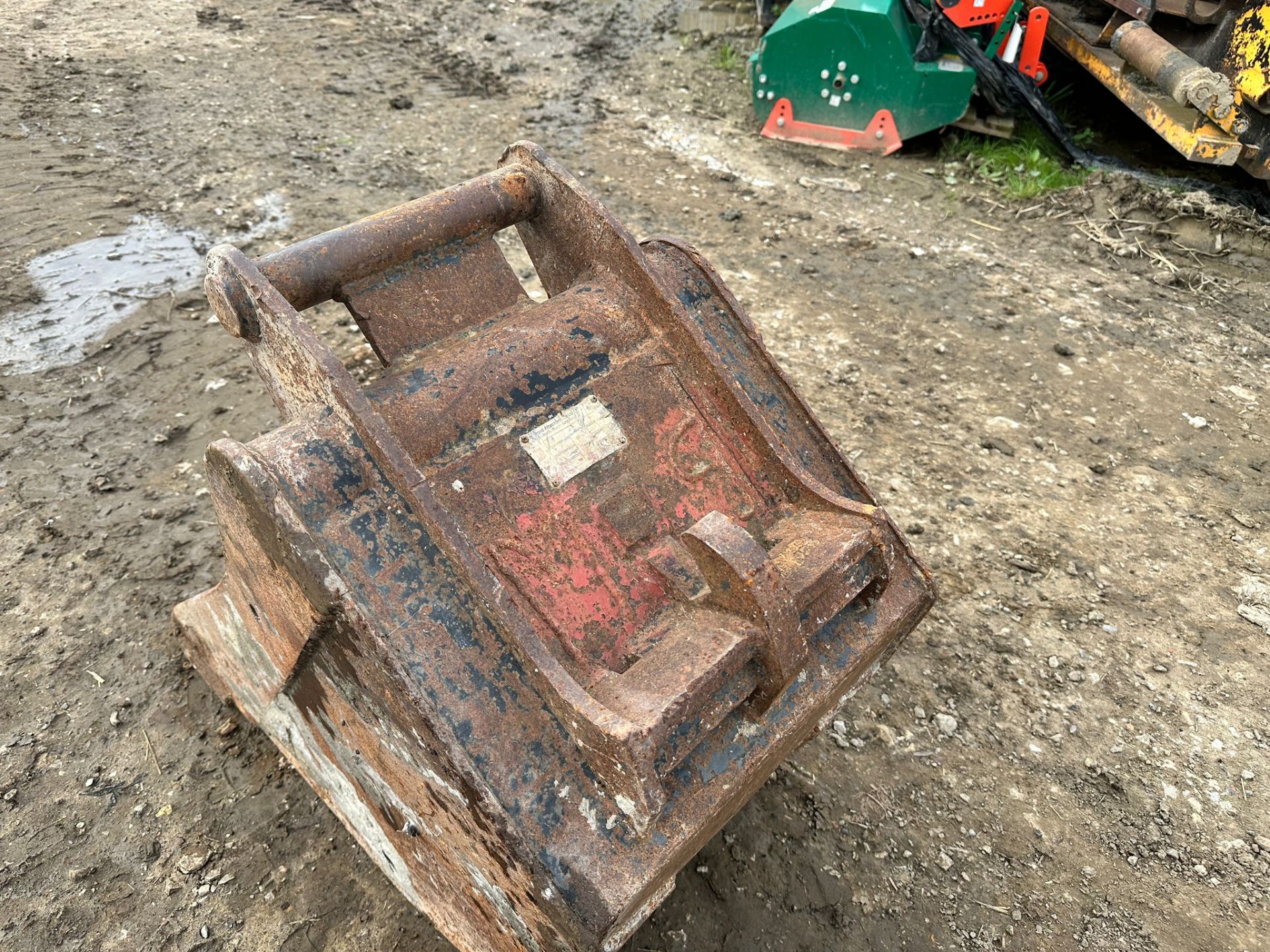 RHINOX SAFE LOCK DIGGING BUCKET *PLUS VAT* - Image 9 of 10