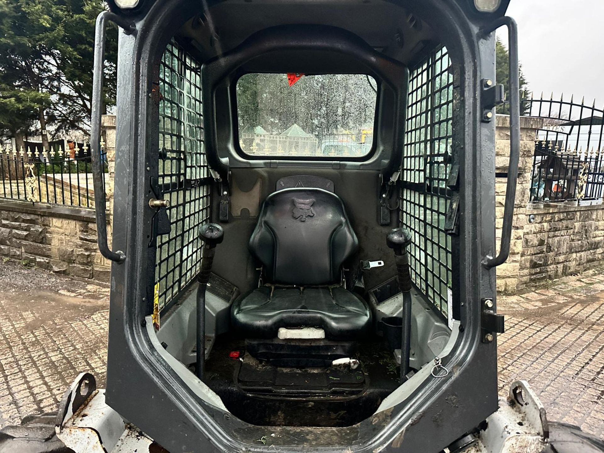 2019 BOBCAT S550 WHEELED SKIDSTEER LOADER WITH 54” BOBCAT SWEEPER BUCKET *PLUS VAT* - Image 7 of 16