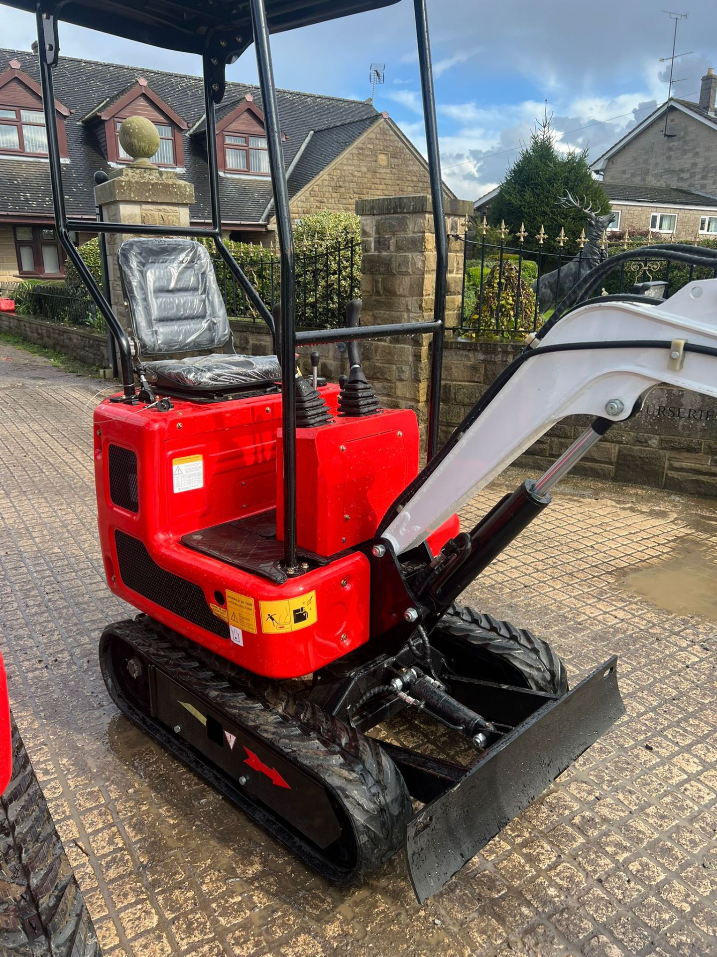 NEW/UNUSED TOS R319 MINI EXCAVATOR *PLUS VAT* - Image 6 of 10