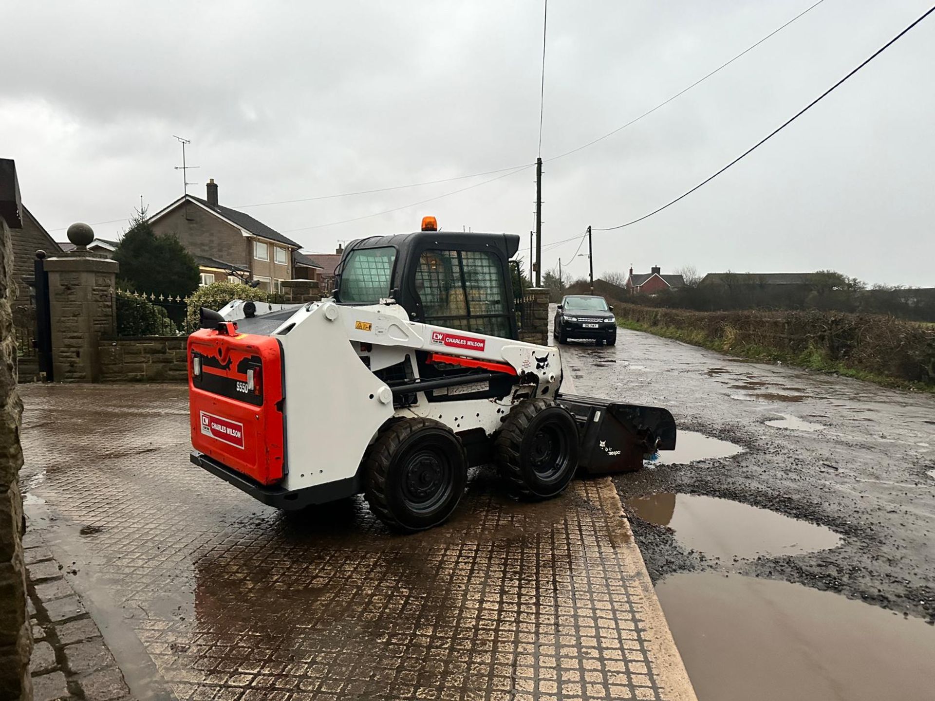 2019 BOBCAT S550 WHEELED SKIDSTEER LOADER WITH 54” BOBCAT SWEEPER BUCKET *PLUS VAT* - Image 2 of 16