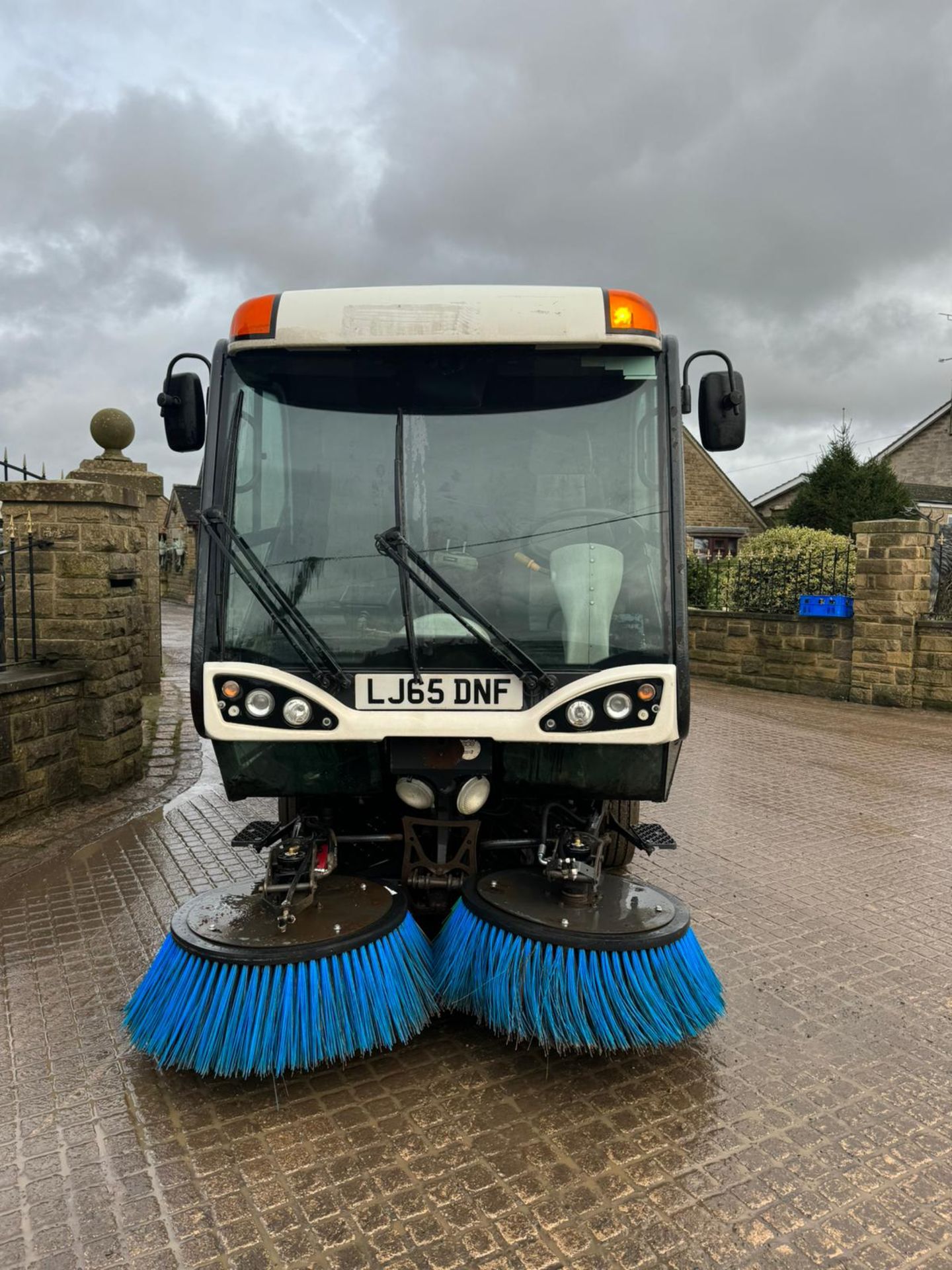 2015 JOHNSTON CX400 MID RANGE ROAD SWEEPER HIGH TIP *PLUS VAT* - Image 11 of 13