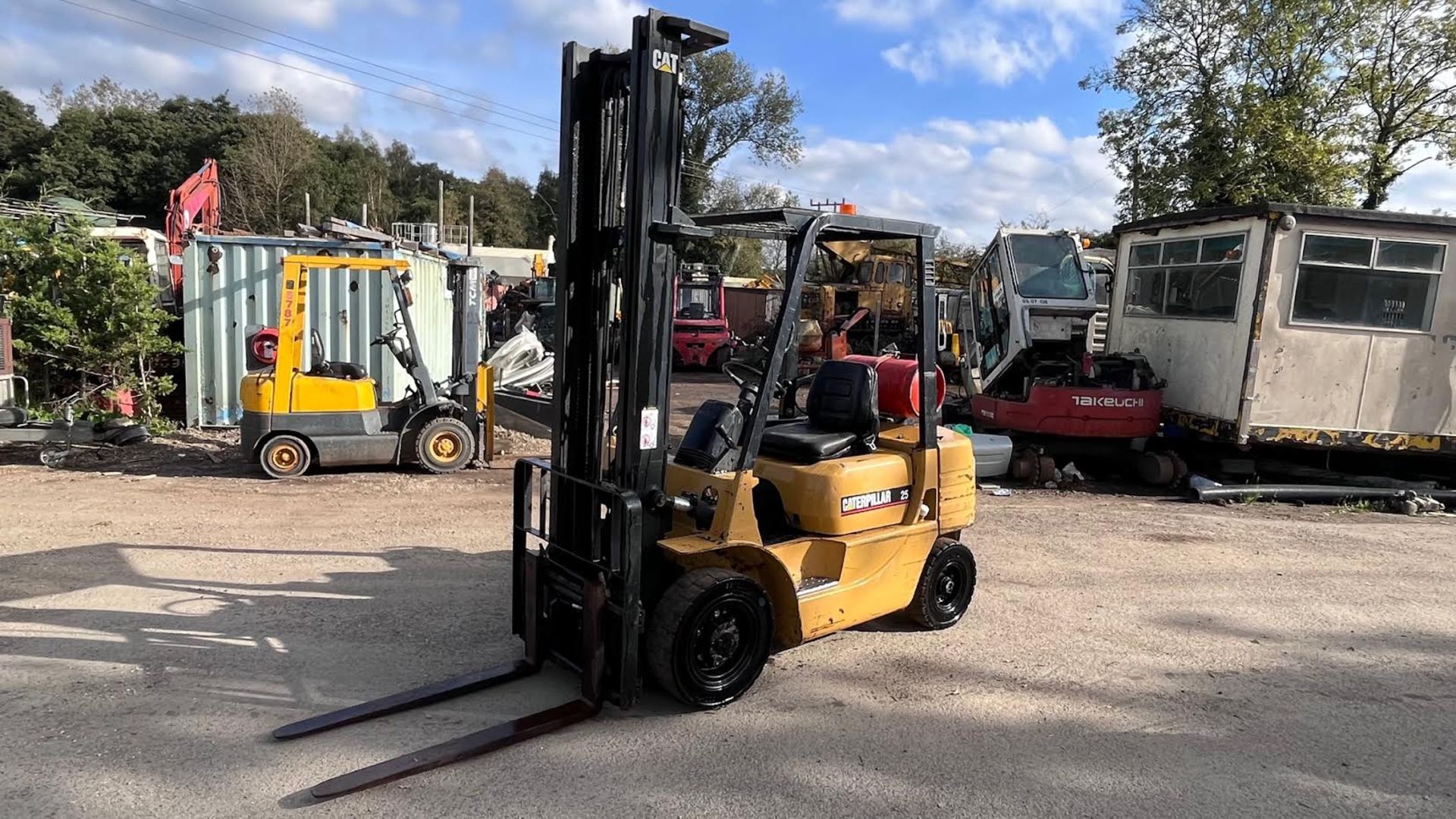 CAT GP25 2.5 Ton Gas Forklift *PLUS VAT* - Image 2 of 5