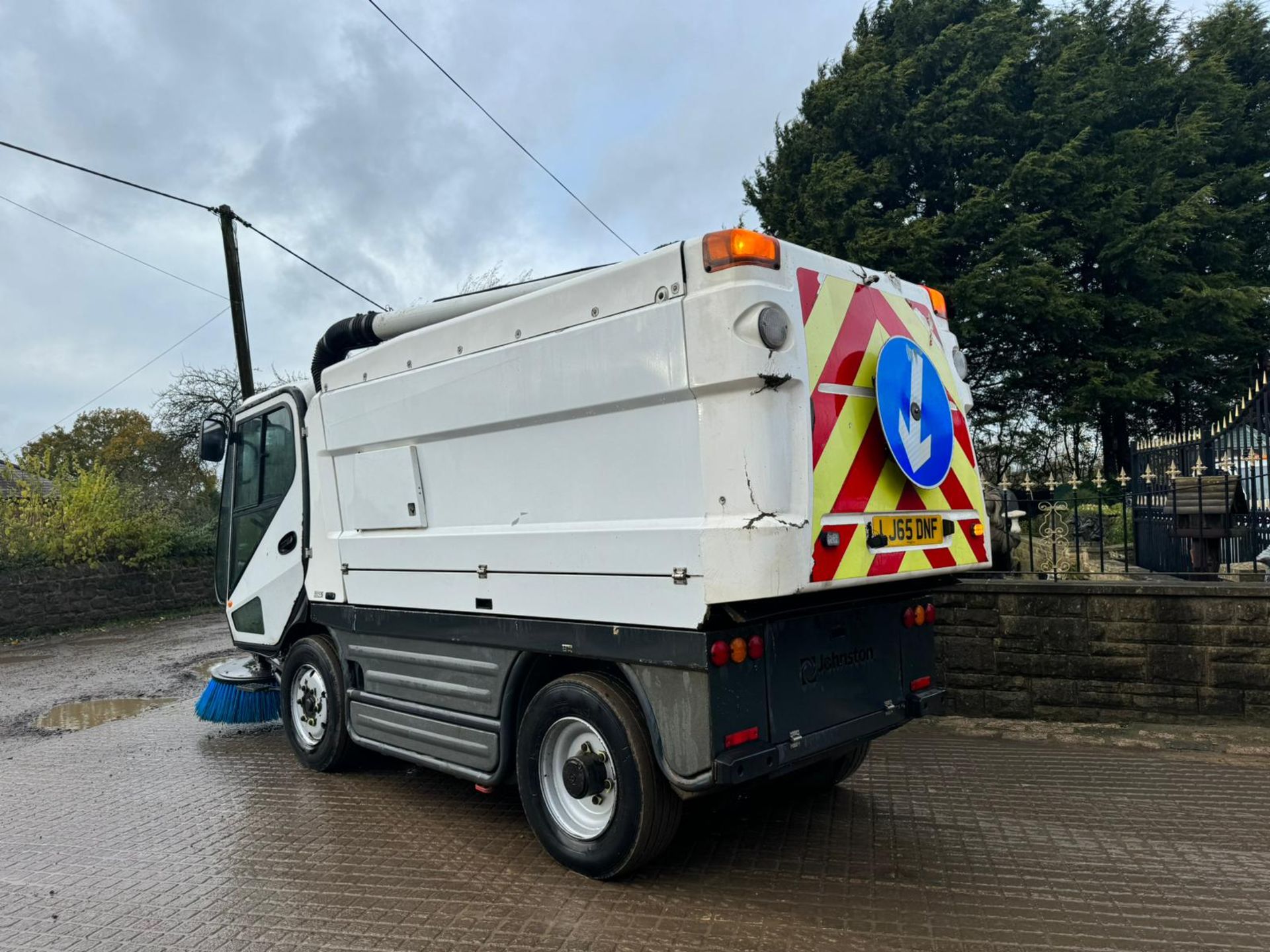 2015 JOHNSTON CX400 MID RANGE ROAD SWEEPER HIGH TIP *PLUS VAT* - Image 5 of 13