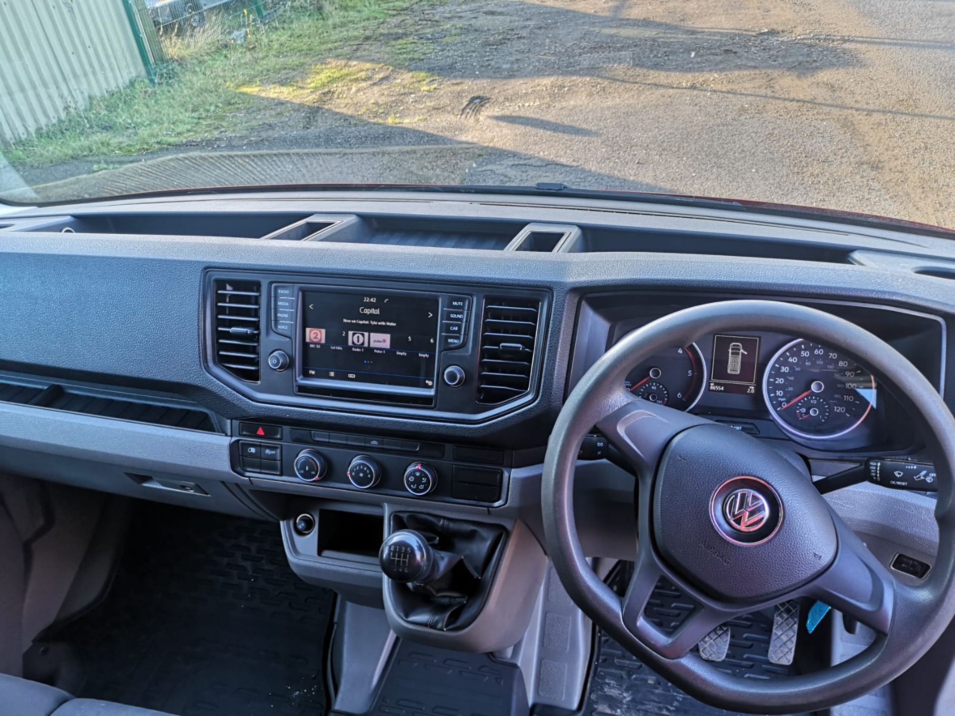 2018 VOLKSWAGEN CRAFTER CR35 STARTLINE TDI RED PANEL VAN *NO VAT* - Image 10 of 15