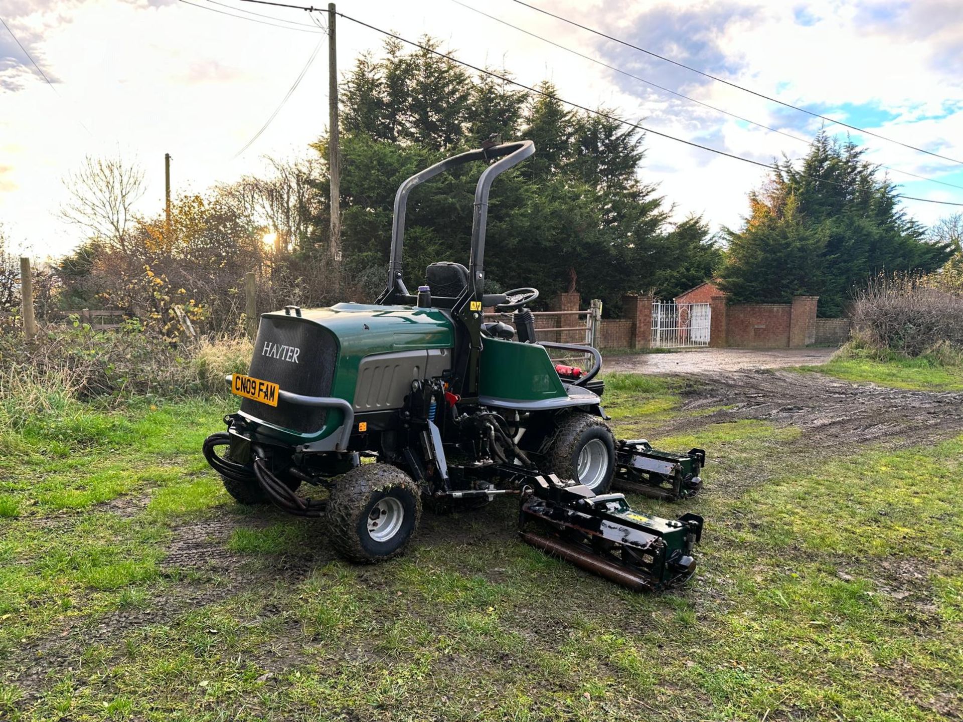 2009 HAYTER T424 4WD 5 GANG RIDE ON CYLINDER MOWER *PLUS VAT* - Image 4 of 10