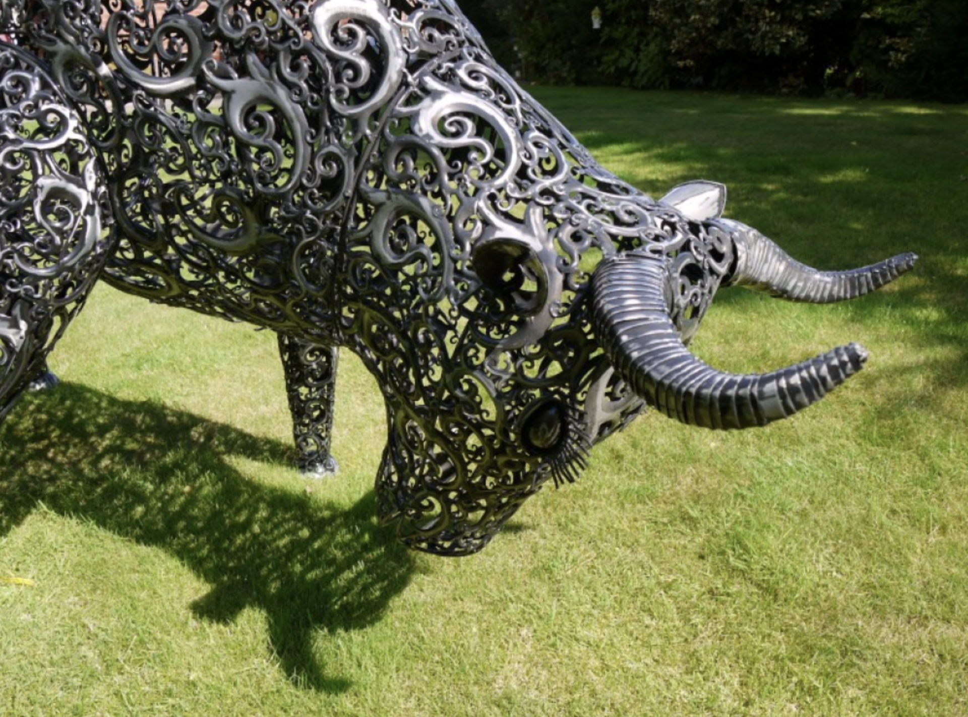 Large Garden Statue of a RUSTY BULL - Image 5 of 7