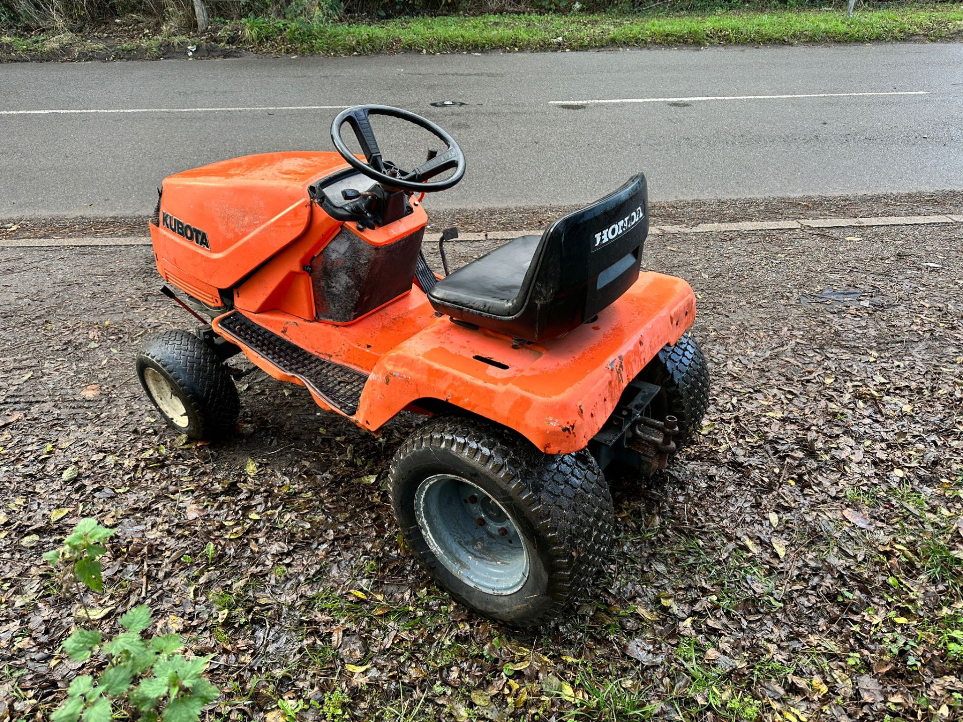 KUBOTA DIESEL RIDE ON TRACTOR MOWER *PLUS VAT* - Image 3 of 9