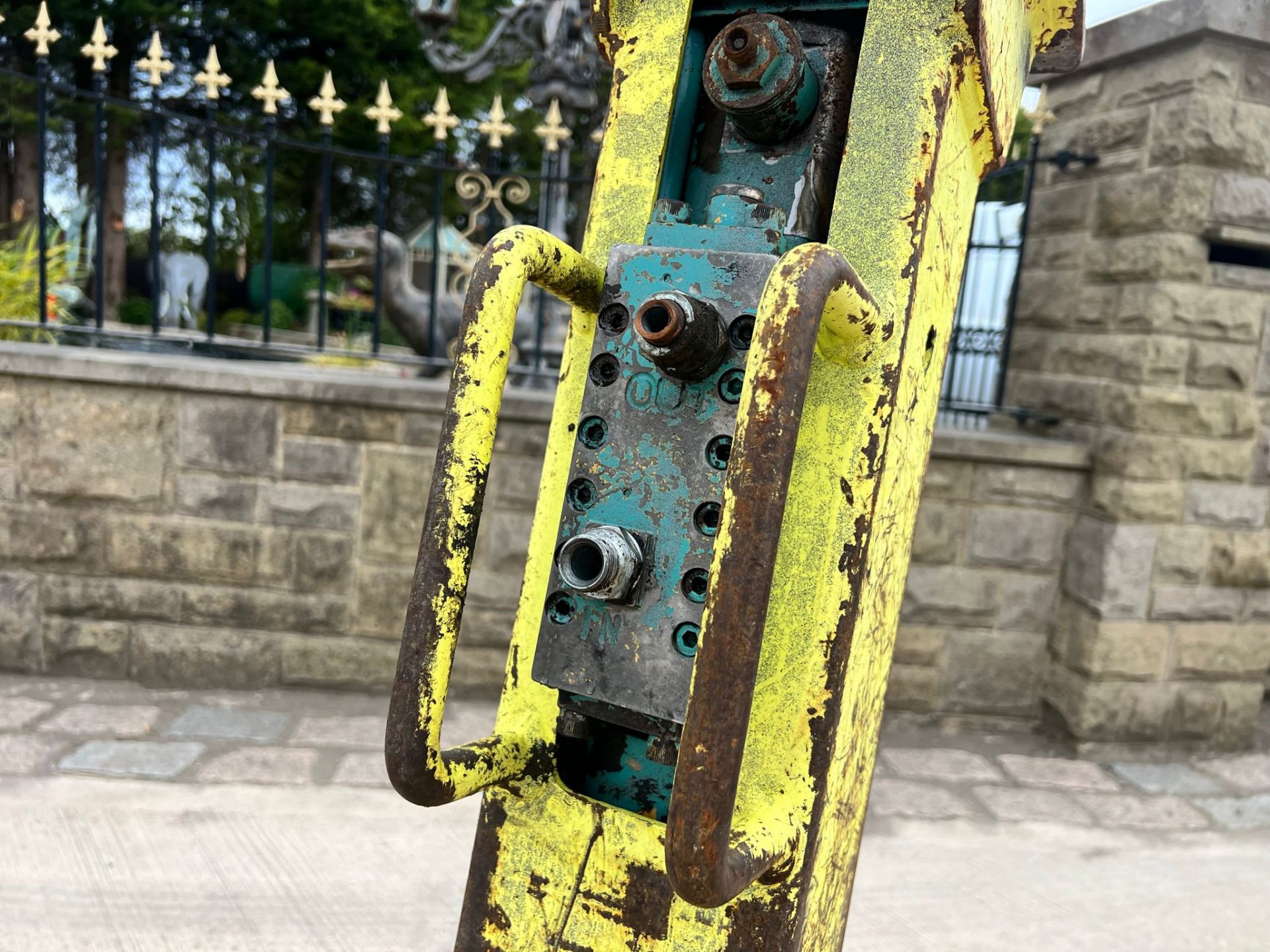 YELLOW HYDRAULIC ROCK BREAKER *PLUS VAT* - Image 6 of 7