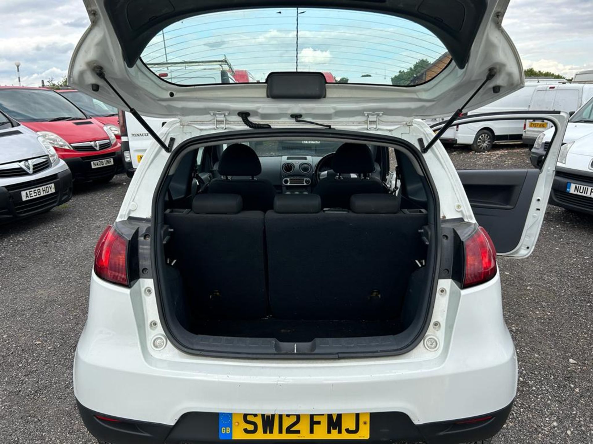 2012 MITSUBISHI COLT CZ1 WHITE HATCHBACK *NO VAT* - Image 6 of 12