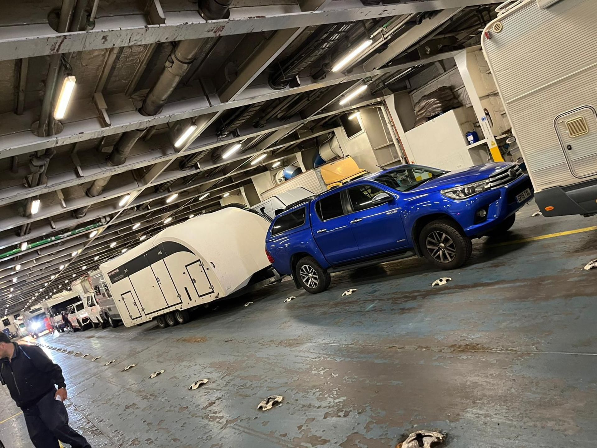 PACKAGE SALE! - 2019 TOYOTA HILUX INVINCIBLE BLUE PICK-UP + 2021 Brian James Trailer *PLUS VAT* - Image 2 of 9