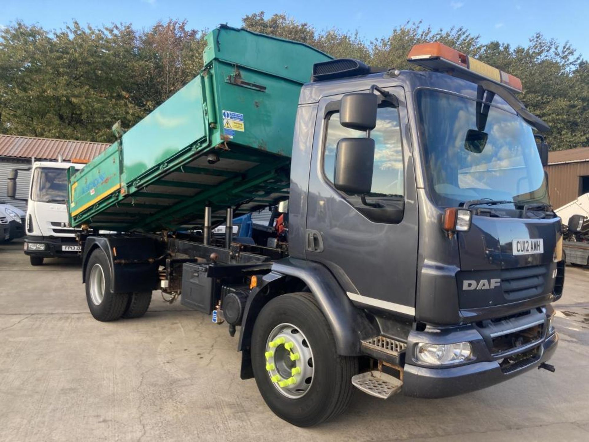 2012 DAF TRUCKS LF55.220 WHITE AND GREEN HCV 3-WAY TIPPER *PLUS VAT* - Image 5 of 24