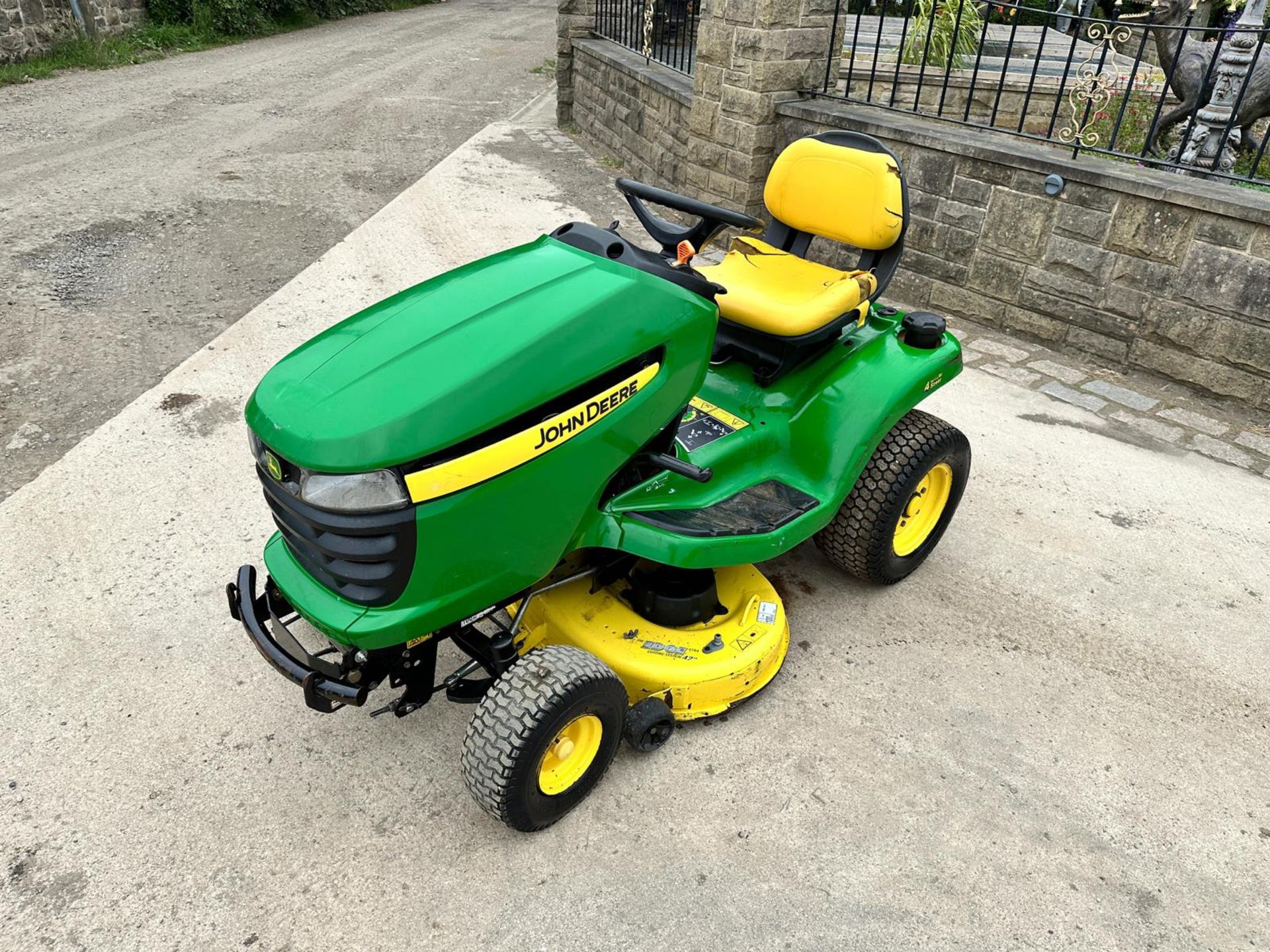 DS - JOHN DEERE X304 4WS RIDE ON MOWER *PLUS VAT* RUNS AND ...