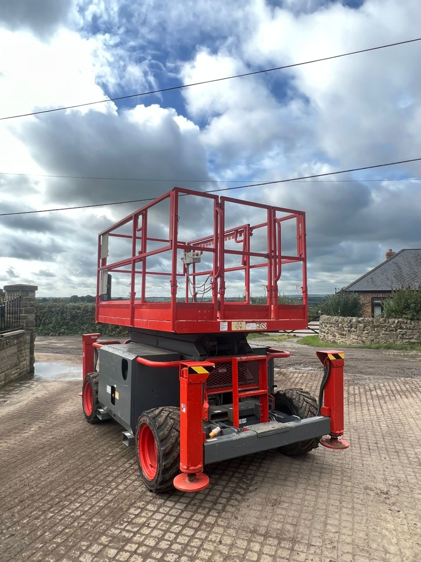 2011 SKYJACK SJ6832RT 4WD ROUGH TERRAIN SCISSOR LIFT *PLUS VAT* - Image 8 of 15