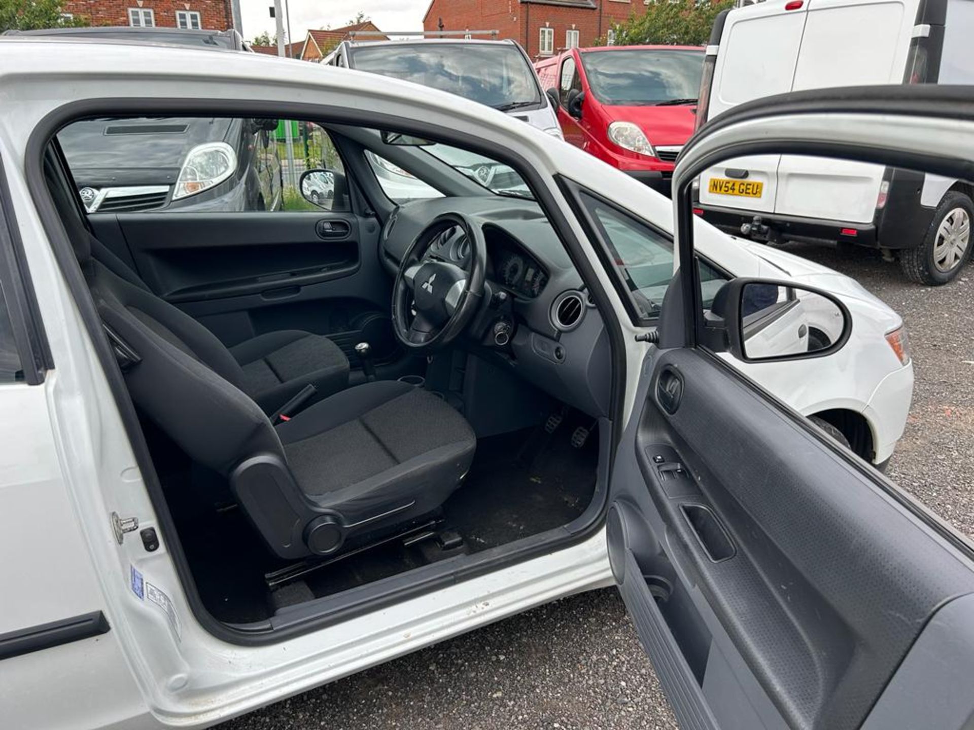 2012 MITSUBISHI COLT CZ1 WHITE HATCHBACK *NO VAT* - Image 8 of 12