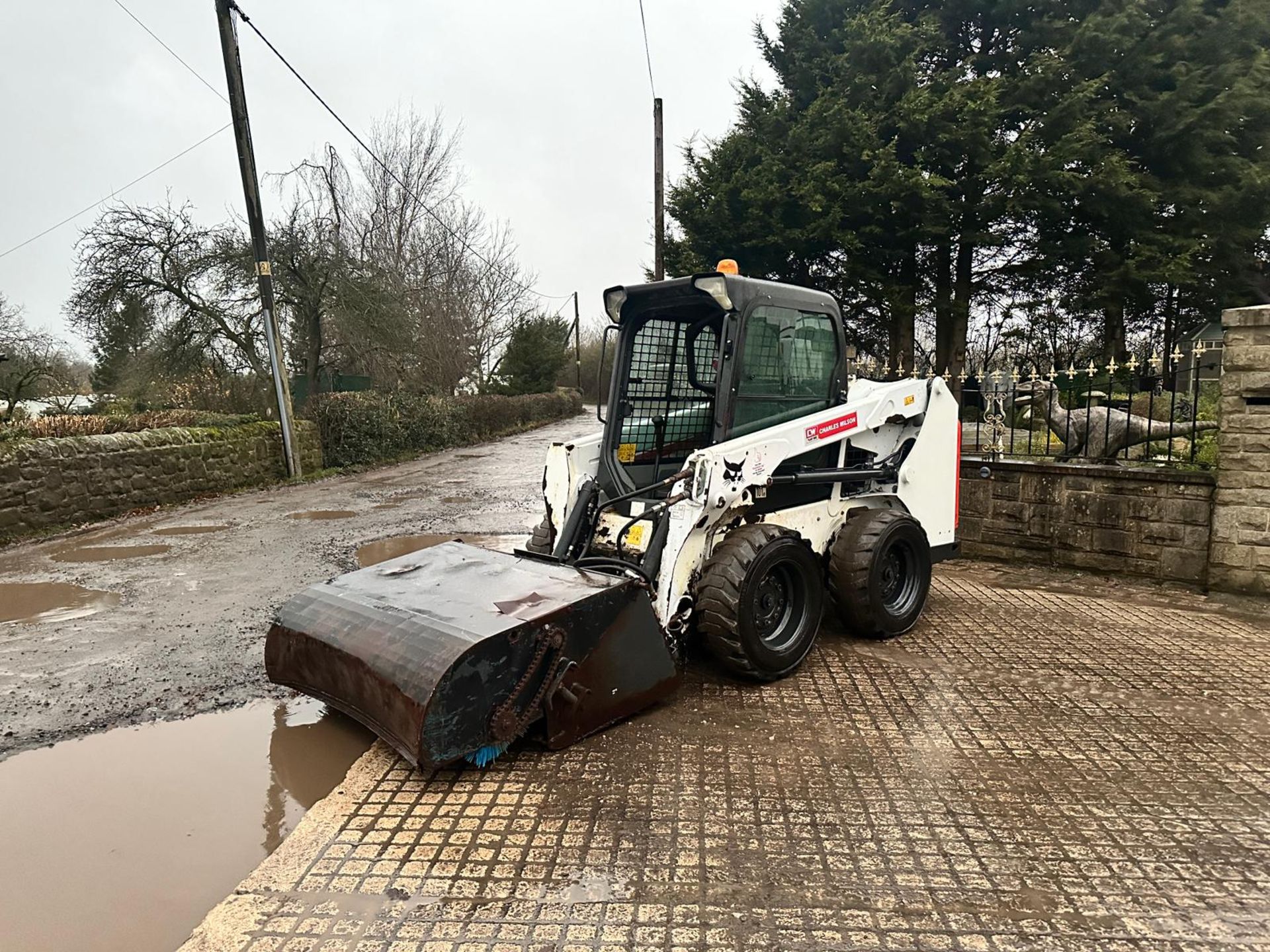 2019 BOBCAT S550 WHEELED SKIDSTEER LOADER WITH 54” BOBCAT SWEEPER BUCKET *PLUS VAT* - Image 3 of 16