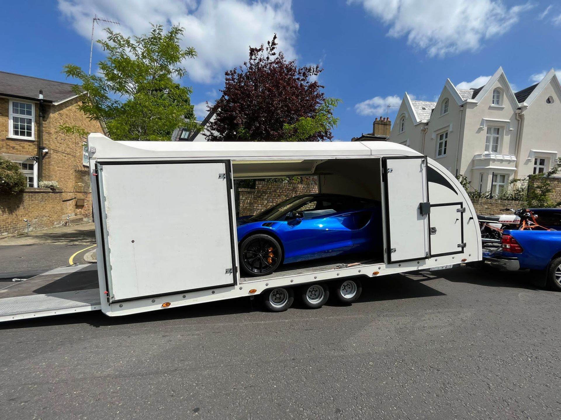 PACKAGE SALE! - 2019 TOYOTA HILUX INVINCIBLE BLUE PICK-UP + 2021 Brian James Trailer *PLUS VAT* - Image 9 of 9