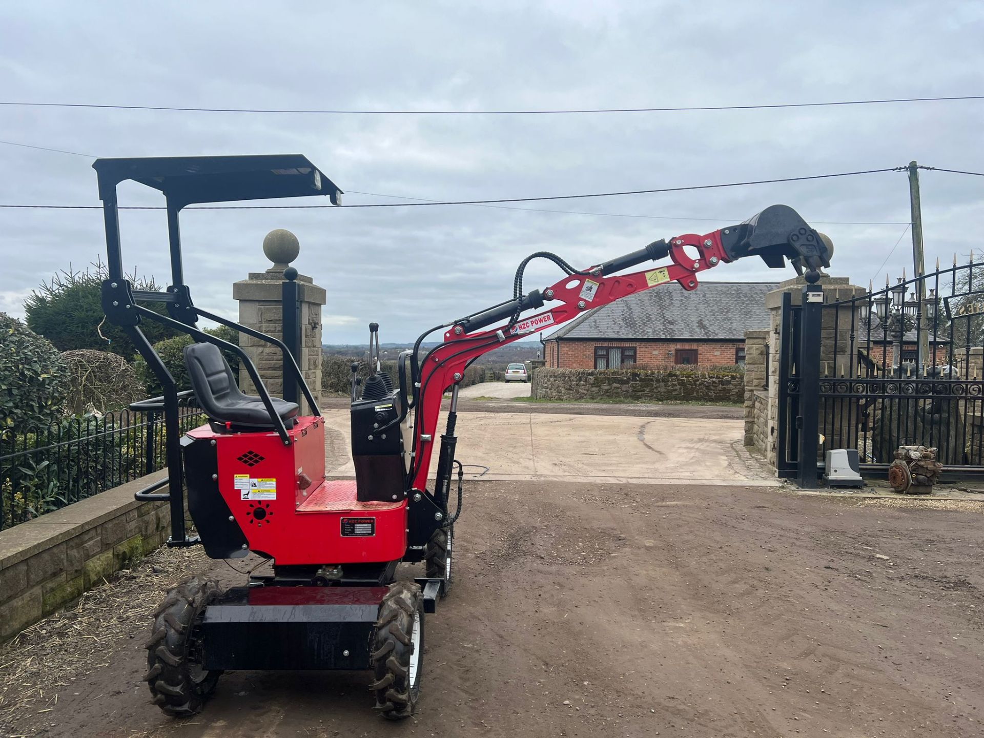 UNUSED HZC MINI WHEELED DIGGER EXCAVATOR *PLUS VAT* - Image 4 of 5