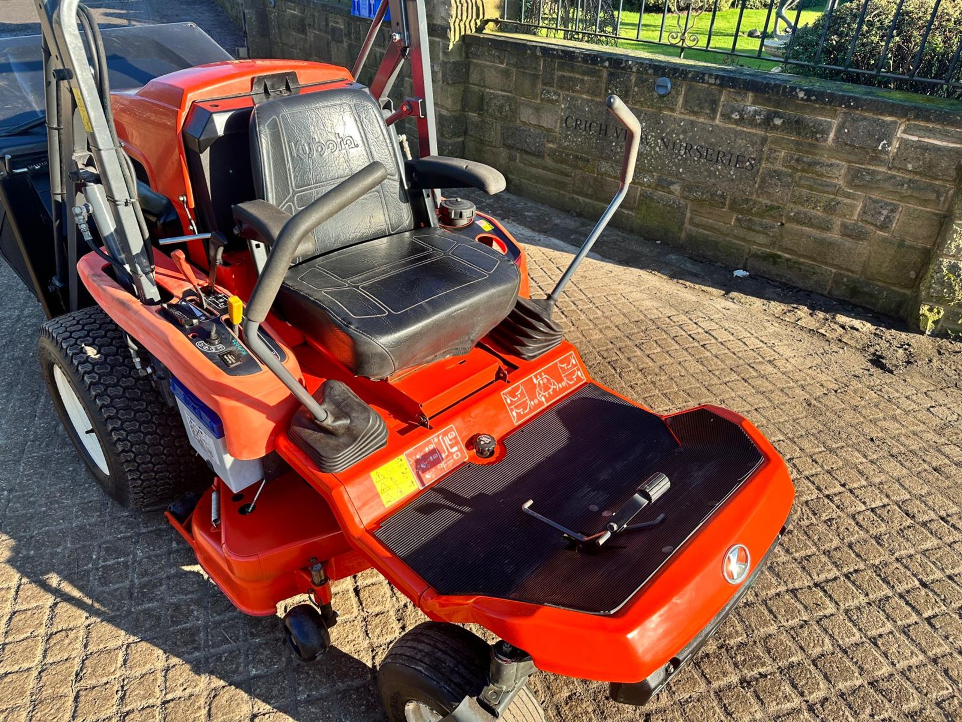 2013 KUBOTA GZD21 DIESEL HIGH TIP ZERO TURN RIDE ON MOWER *NO VAT* - Image 10 of 18