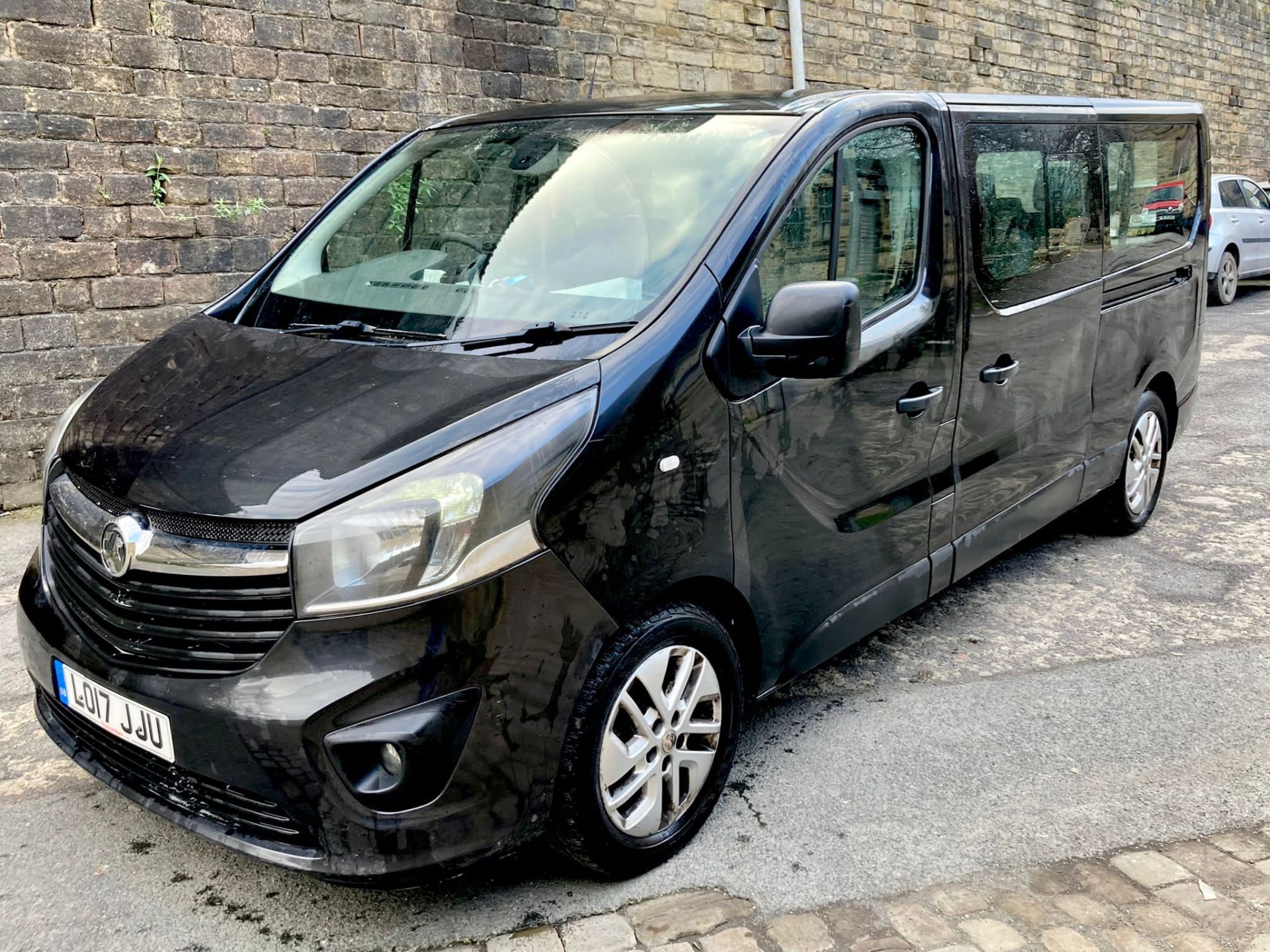 RAK 2017 VAUXHALL VIVARO 2900 COMBI CDTI BT S/S BLACK VAN DERIVED CAR