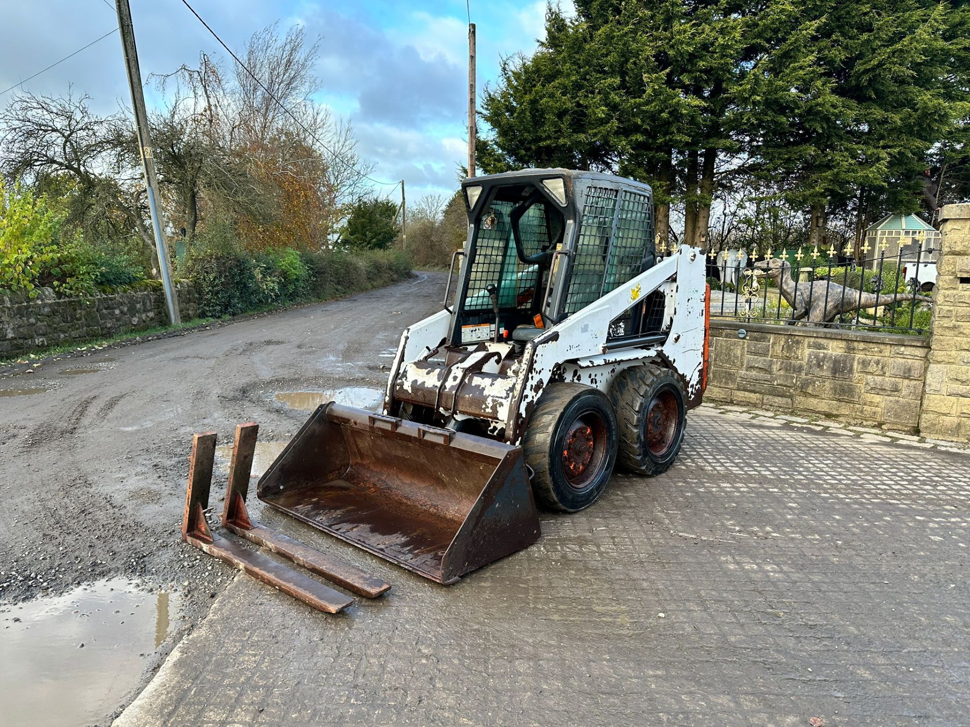 BOBCAT 753 WHEELED SKIDSTEER LOADER WITH BUCKET AND PALLET FORKS *PLUS VAT* - Image 2 of 14