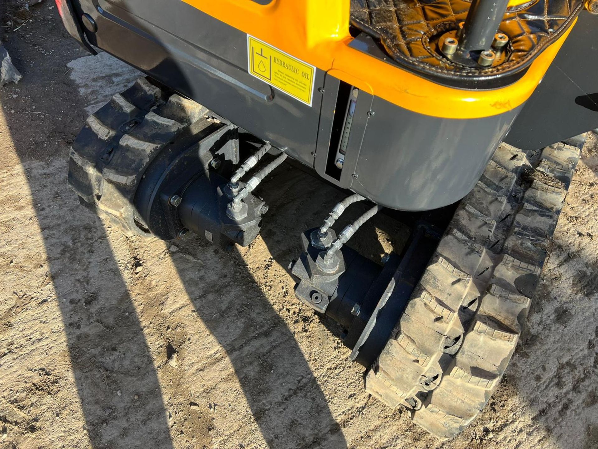 UNUSED LM10 YELLOW AND BLACK 1 TON MINI DIGGER, RUNS DRIVES AND DIGS, 3 BUCKETS *PLUS VAT* - Image 14 of 14