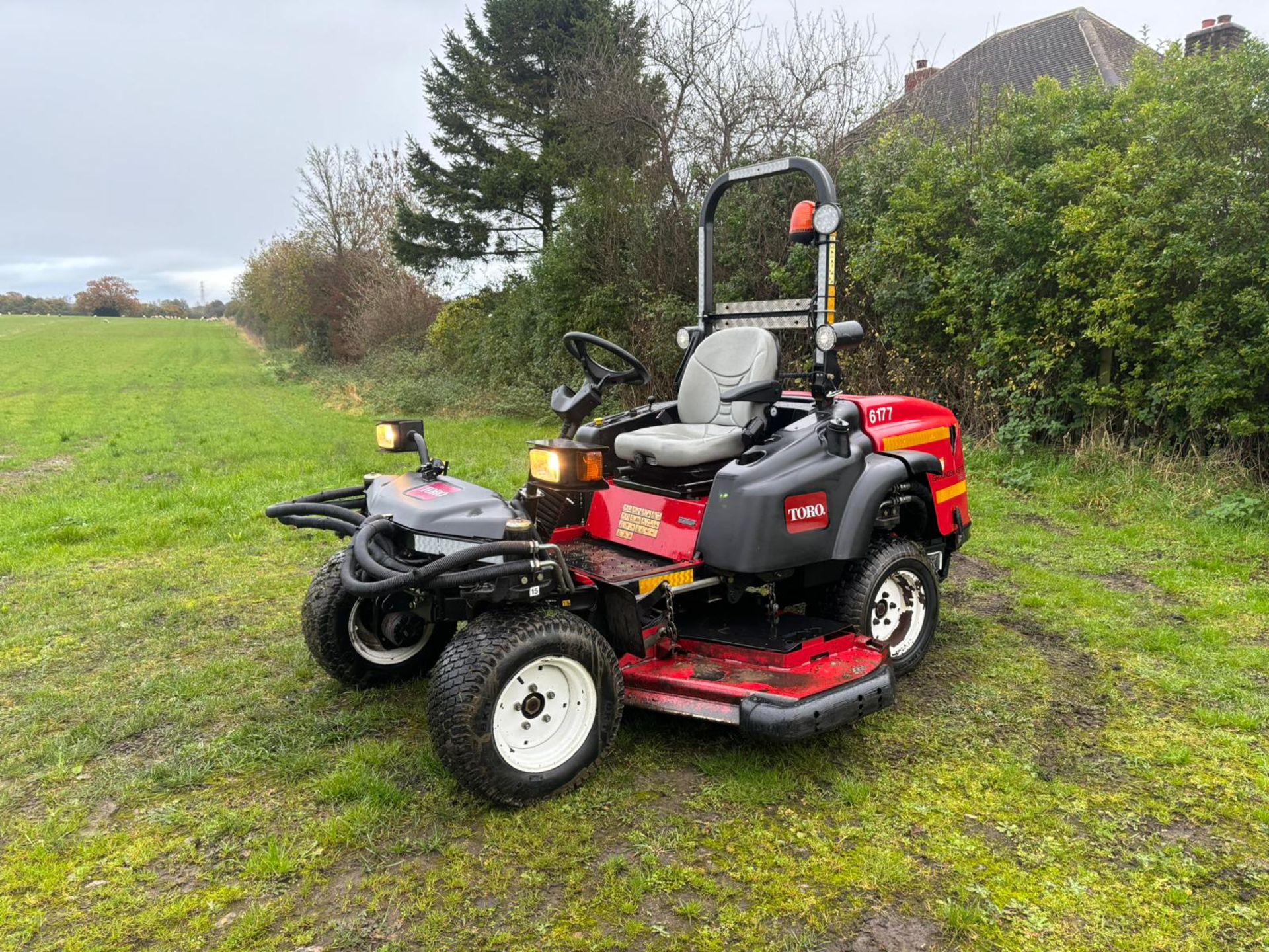 JJ -2014 TORO GROUNDMASTER 360 RIDE ON LAWN MOWER *PLUS VAT* RUNS DRIVES AND CUTS 4 WHEEL STEER - Image 5 of 14