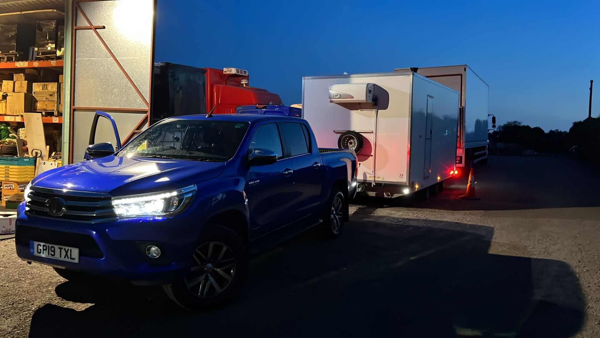 PACKAGE SALE! - 2019 TOYOTA HILUX INVINCIBLE BLUE PICK-UP + 2021 Brian James Trailer *PLUS VAT* - Image 5 of 9