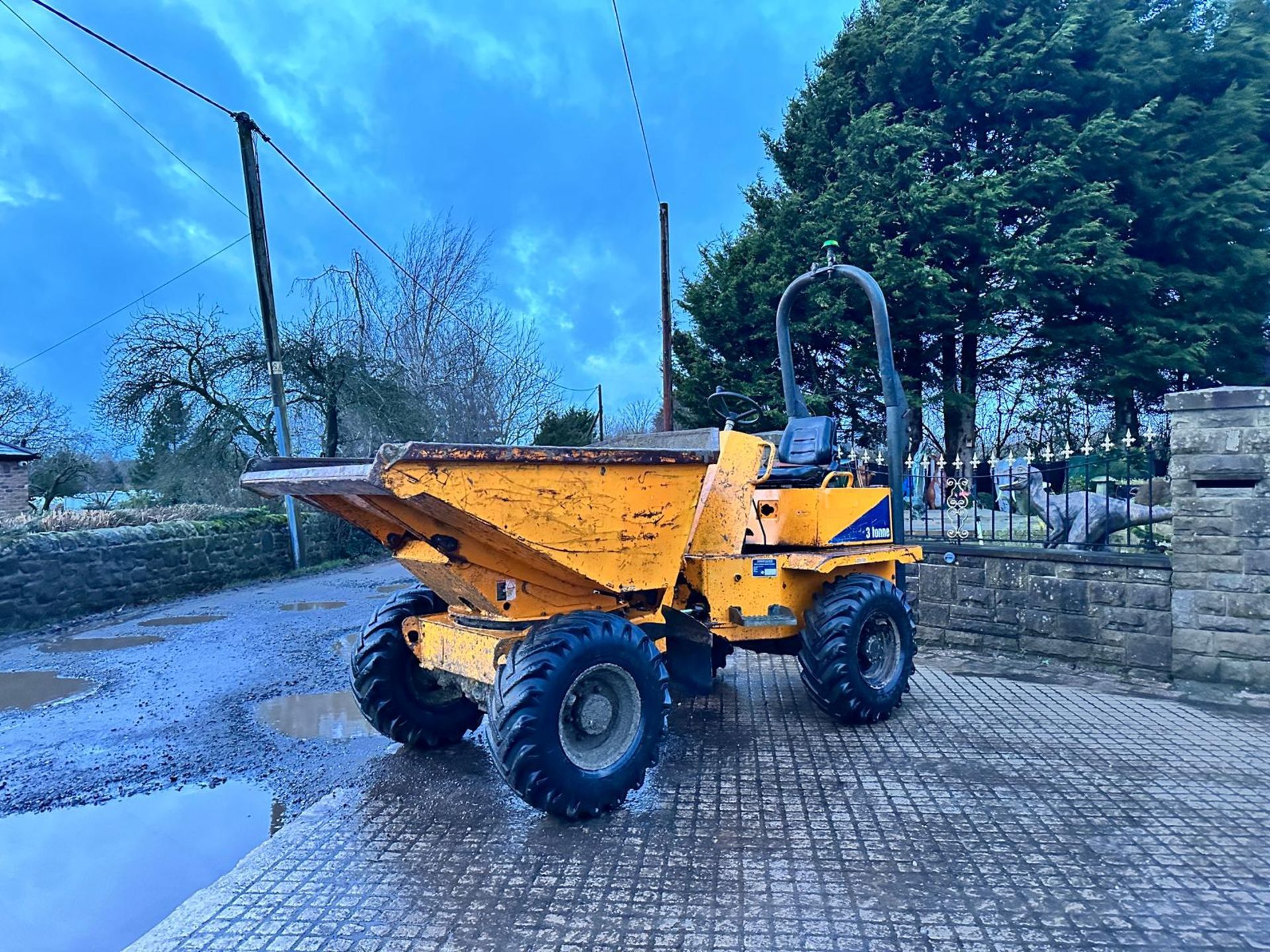 2010 THWAITES 3 TON SWIVEL SKIP DUMPER *PLUS VAT* - Image 2 of 16