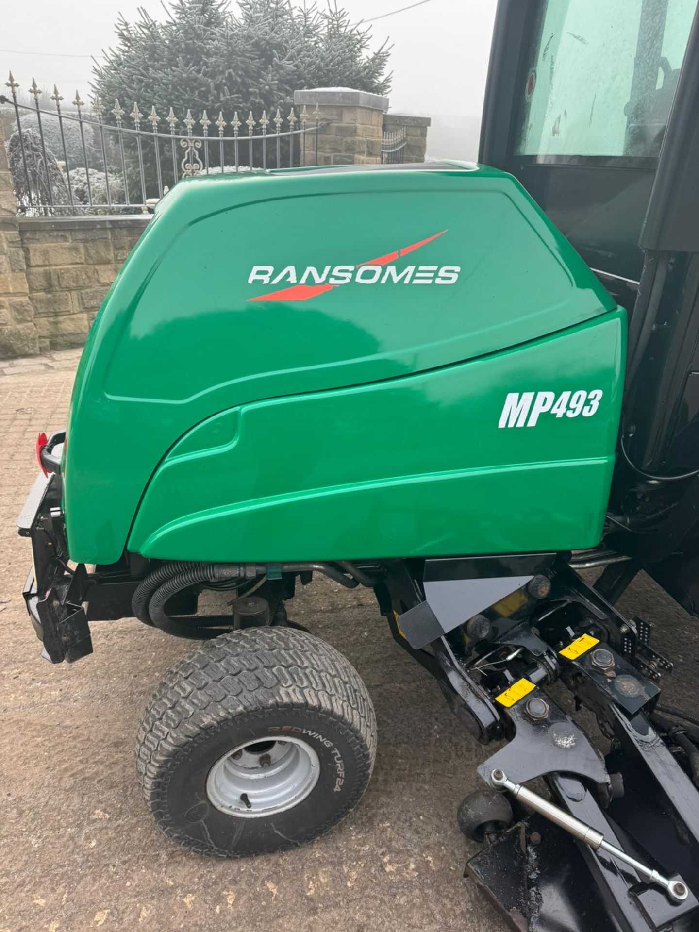 2016 RANSOMES RMP493 BATWING RIDE ON LAWN MOWER WITH FULL GLASS CAB *PLUS VAT* - Image 19 of 33