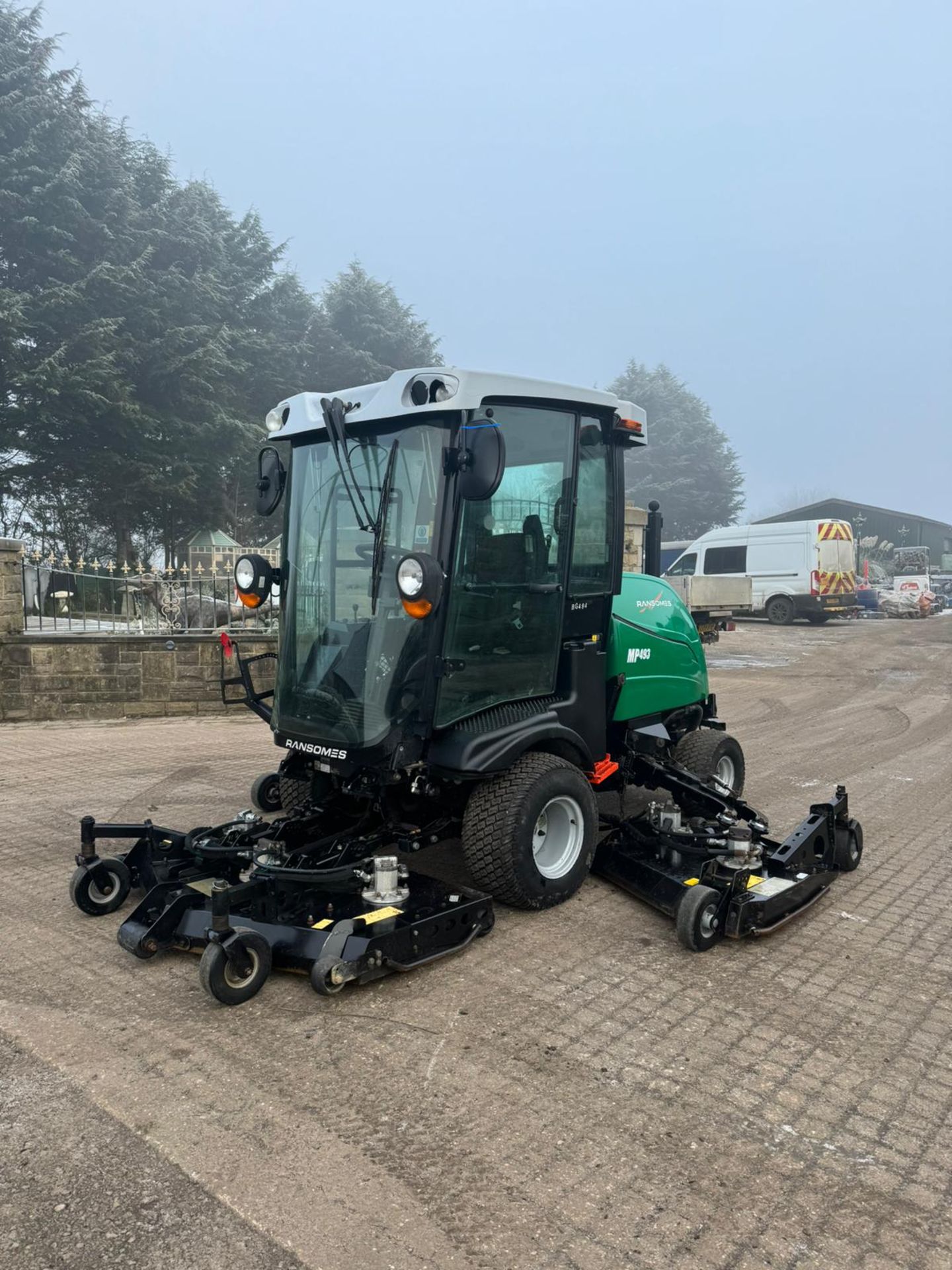 2016 RANSOMES RMP493 BATWING RIDE ON LAWN MOWER WITH FULL GLASS CAB *PLUS VAT* - Image 27 of 33