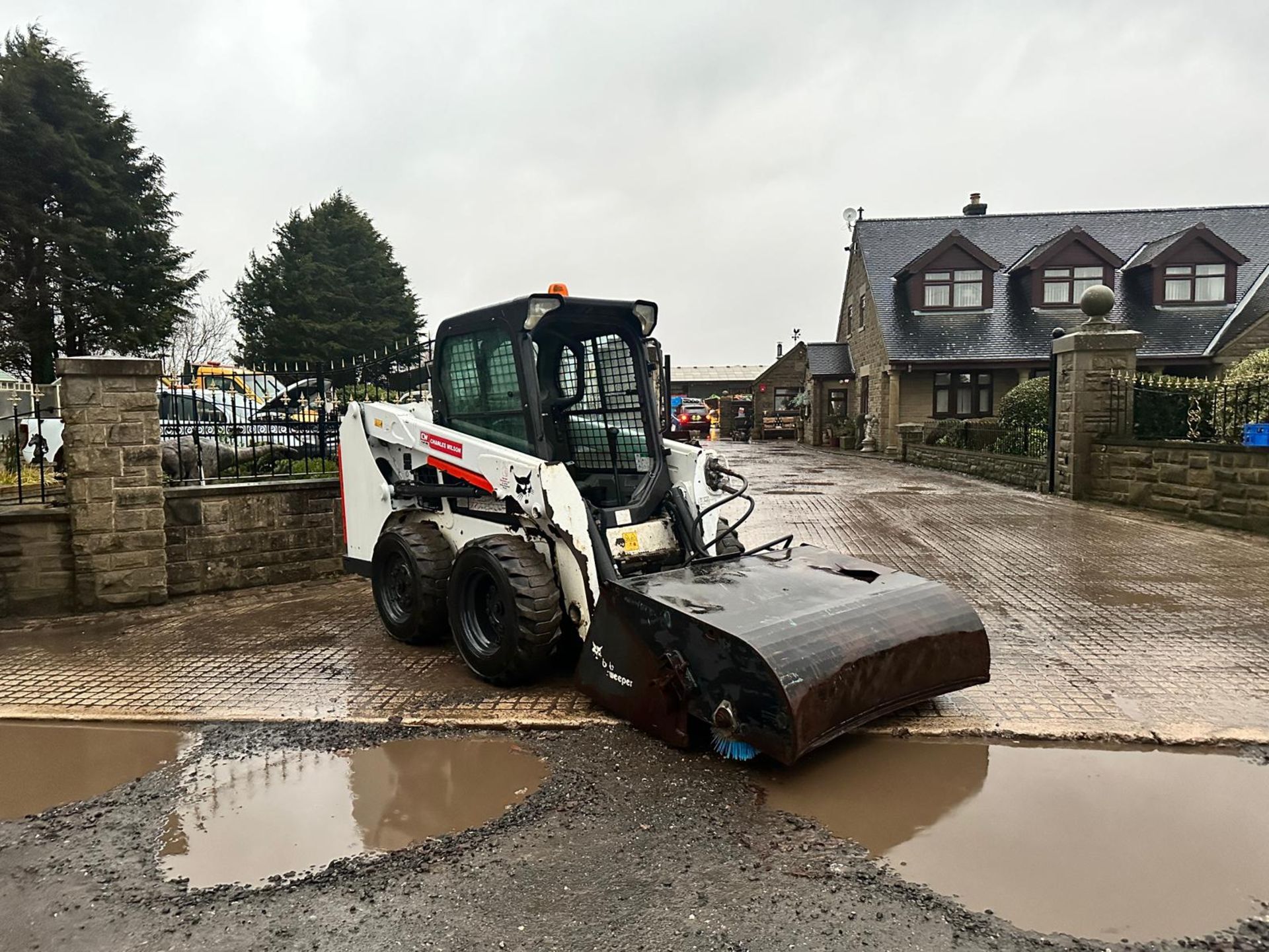 2019 BOBCAT S550 WHEELED SKIDSTEER LOADER WITH 54” BOBCAT SWEEPER BUCKET *PLUS VAT*