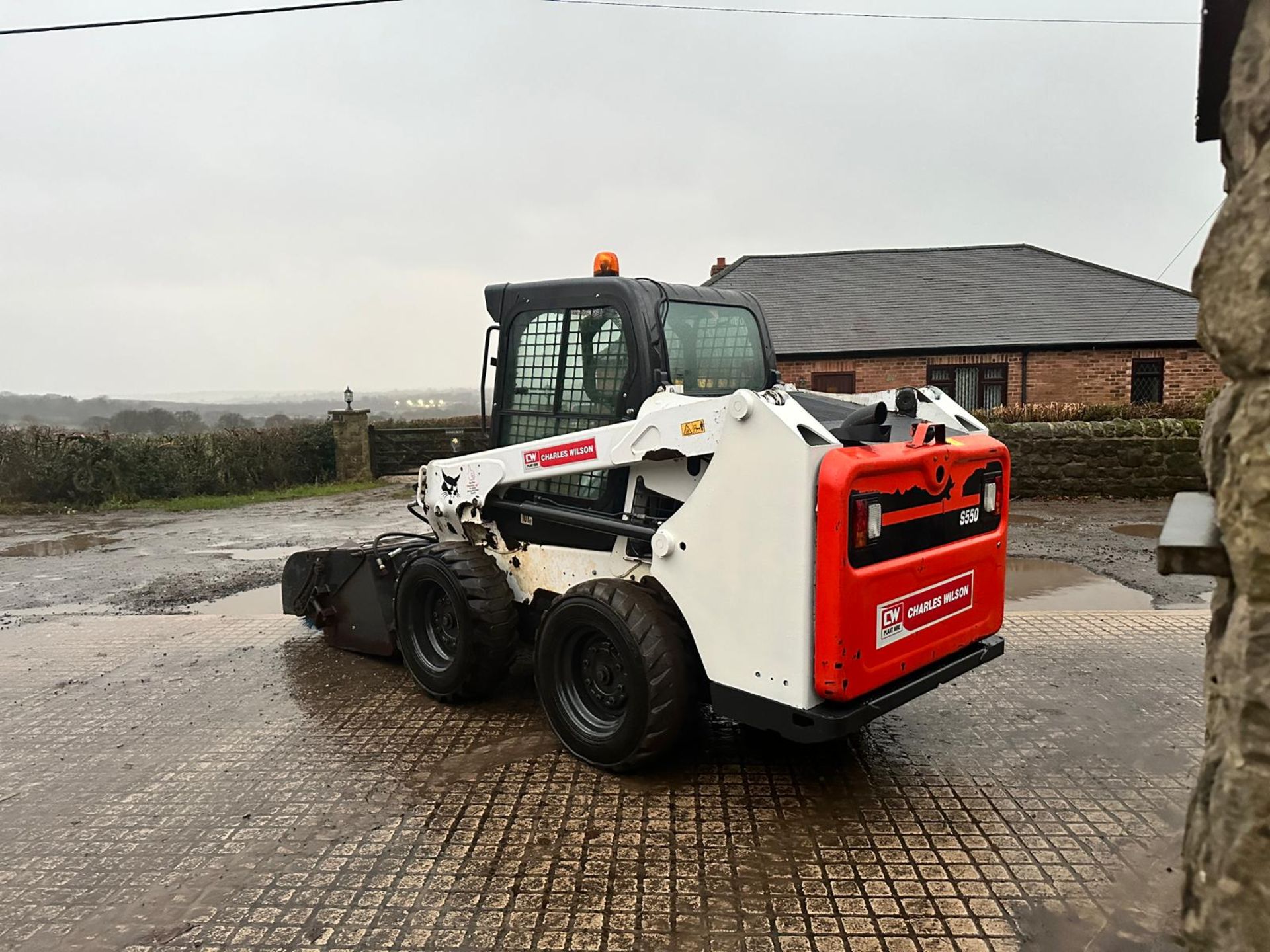 2019 BOBCAT S550 WHEELED SKIDSTEER LOADER WITH 54” BOBCAT SWEEPER BUCKET *PLUS VAT* - Image 4 of 16