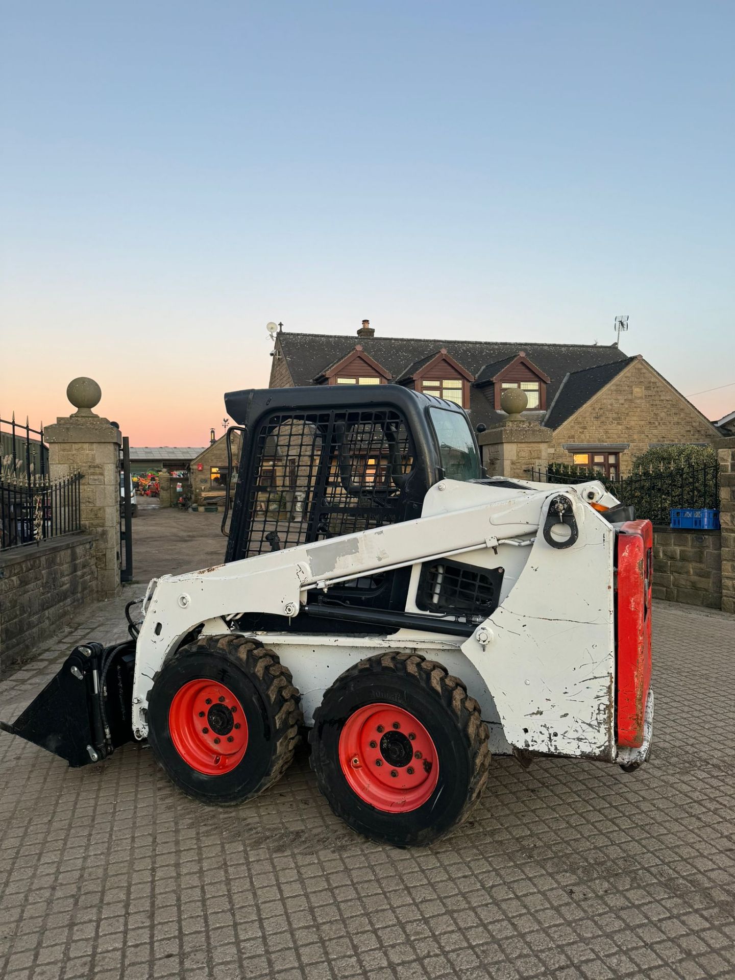 2015 BOBCAT S450 WHEELED SKIDSTEER LOADER WITH 65 INCH 4 IN 1 BUCKET *PLUS VAT* - Image 5 of 15